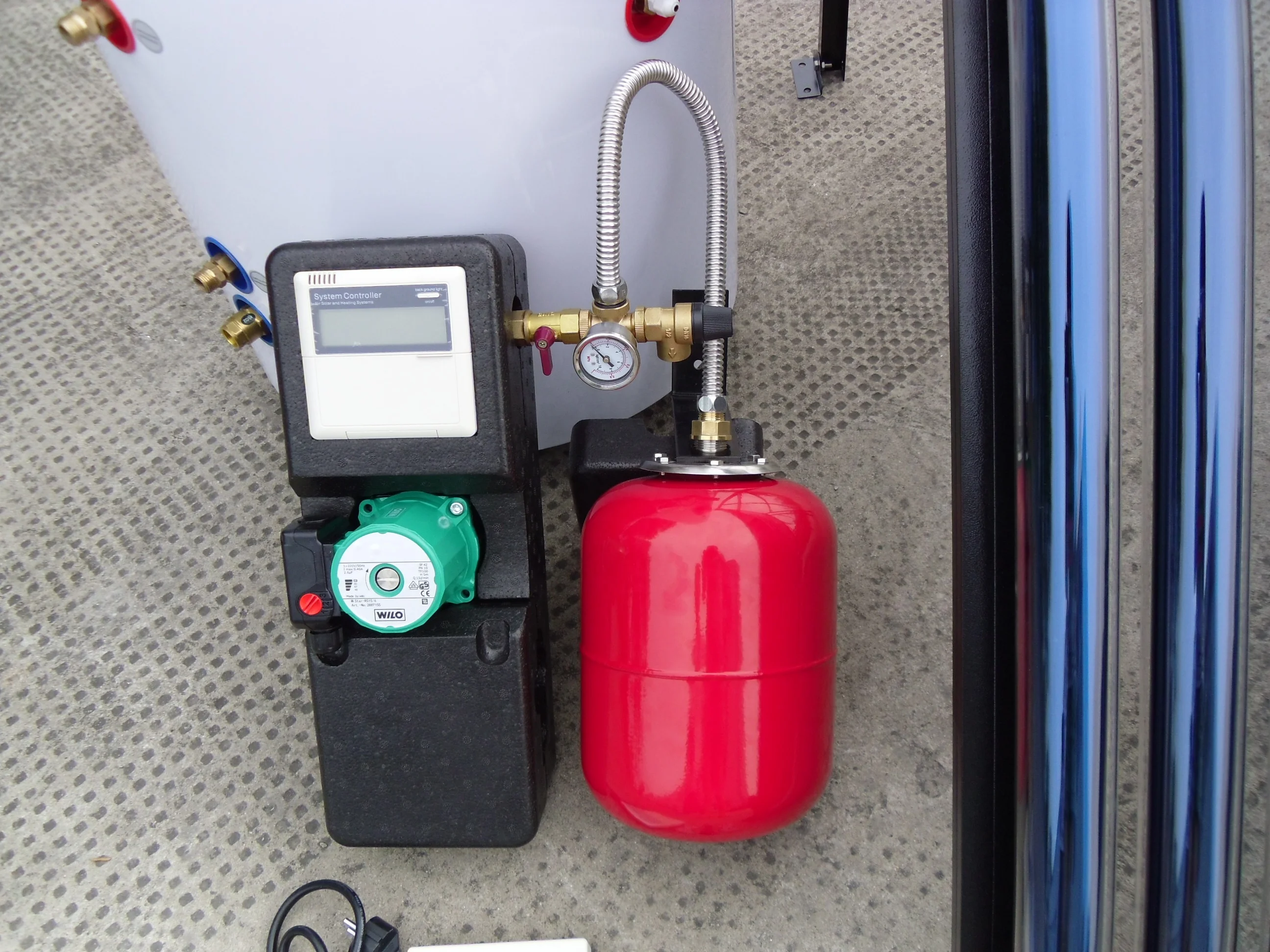 200L Color Steel Split Pressure Pump Solar Water Heating System (2 Coils in Tank)