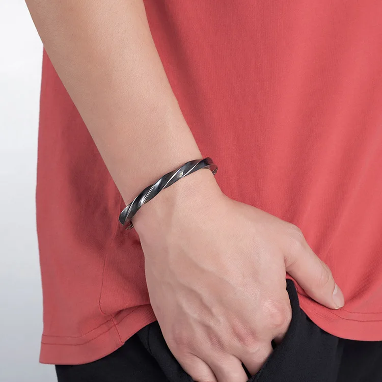 2024 hot selling Wholesale Vintage Titanium Steel War Horse Horseshoe Bracelet Domineering Twisted Horseshoe Open Bracelet