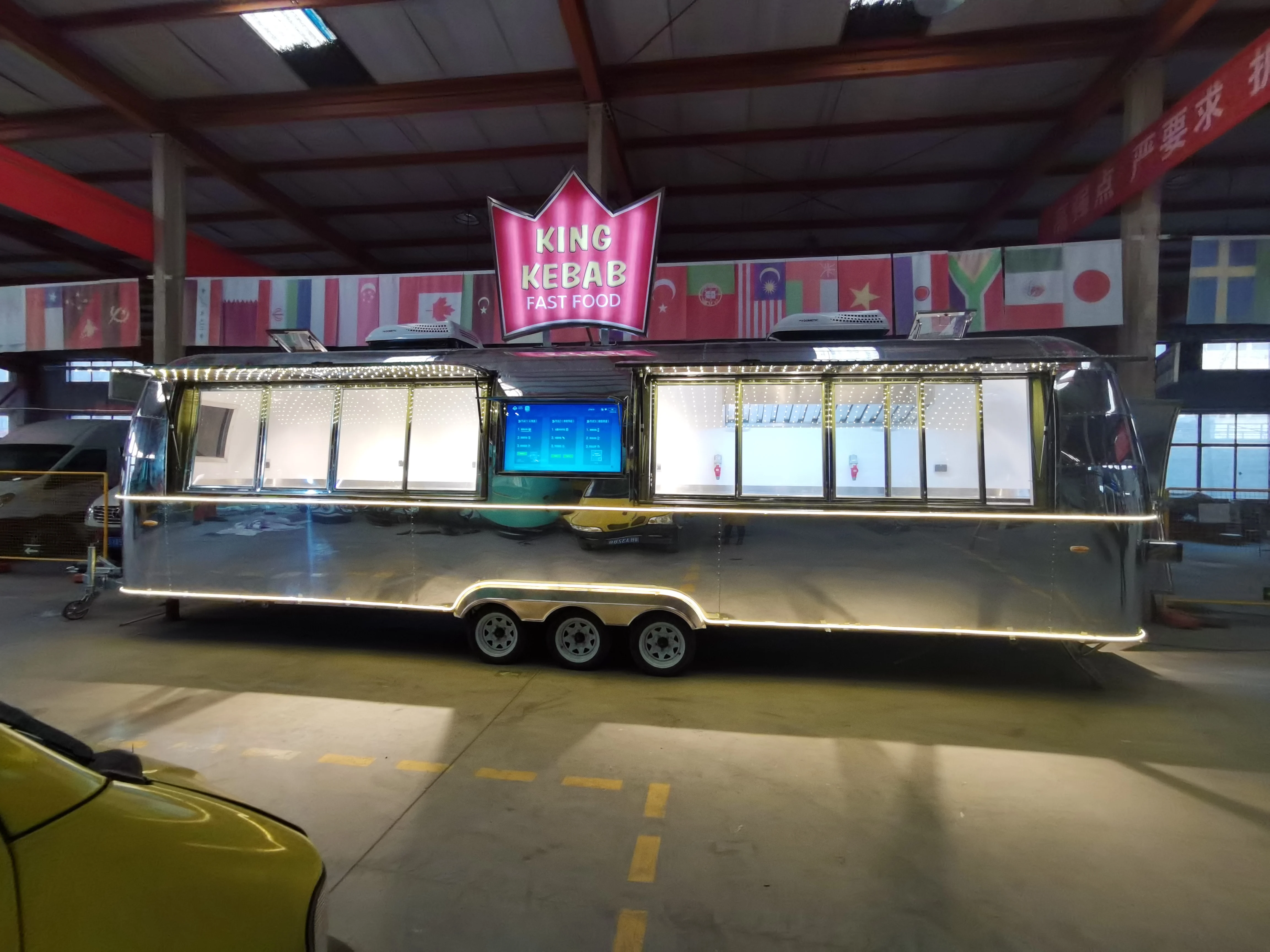 
Hot sale 9m long airstream coffee food trailer mobile catering trucks breakfast food carts for sale Germany 