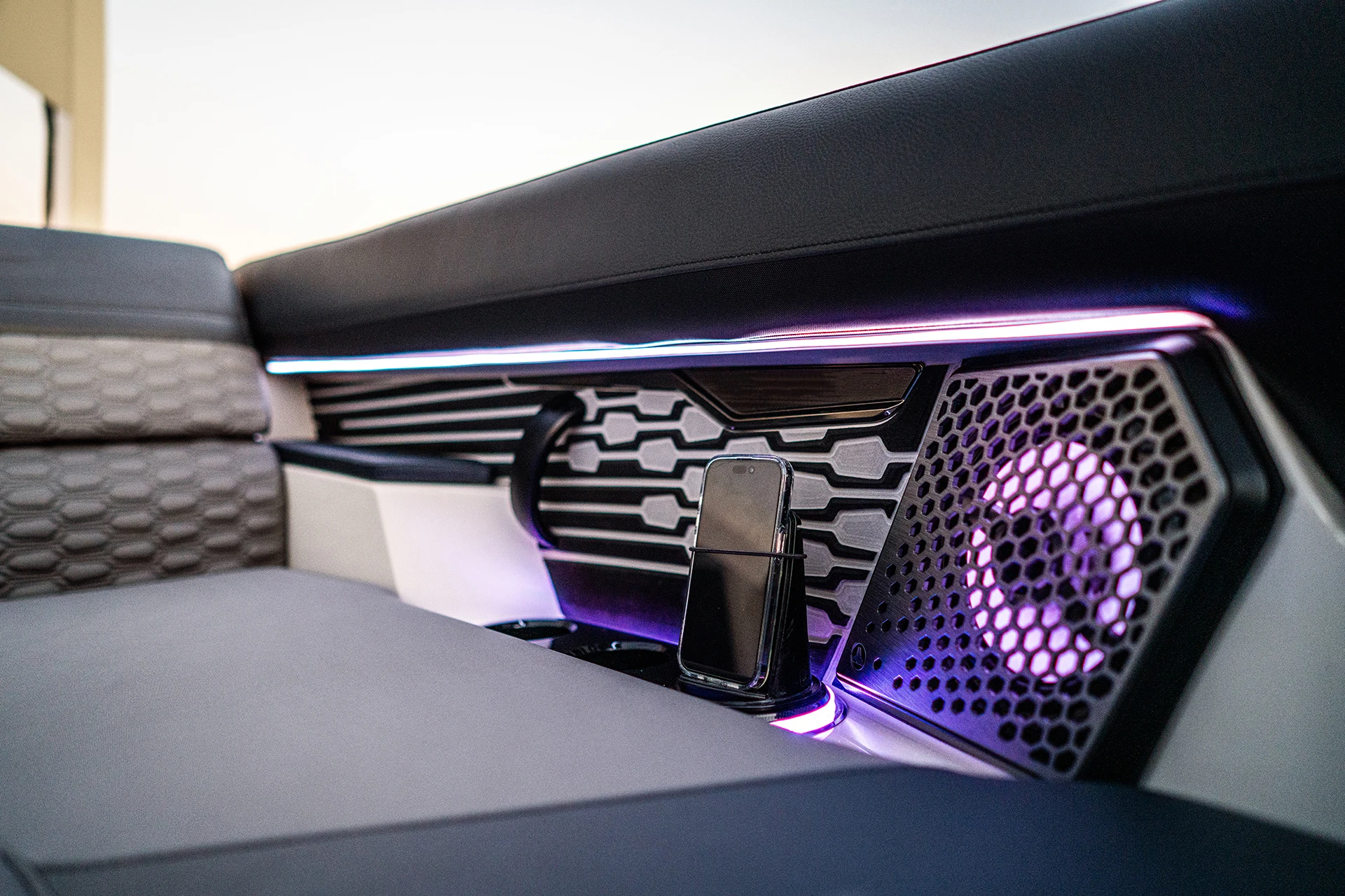 2024 China Manufacturer Fishing Boat Luxury Leisure Pontoon Boat Center Console Yacht For Sale