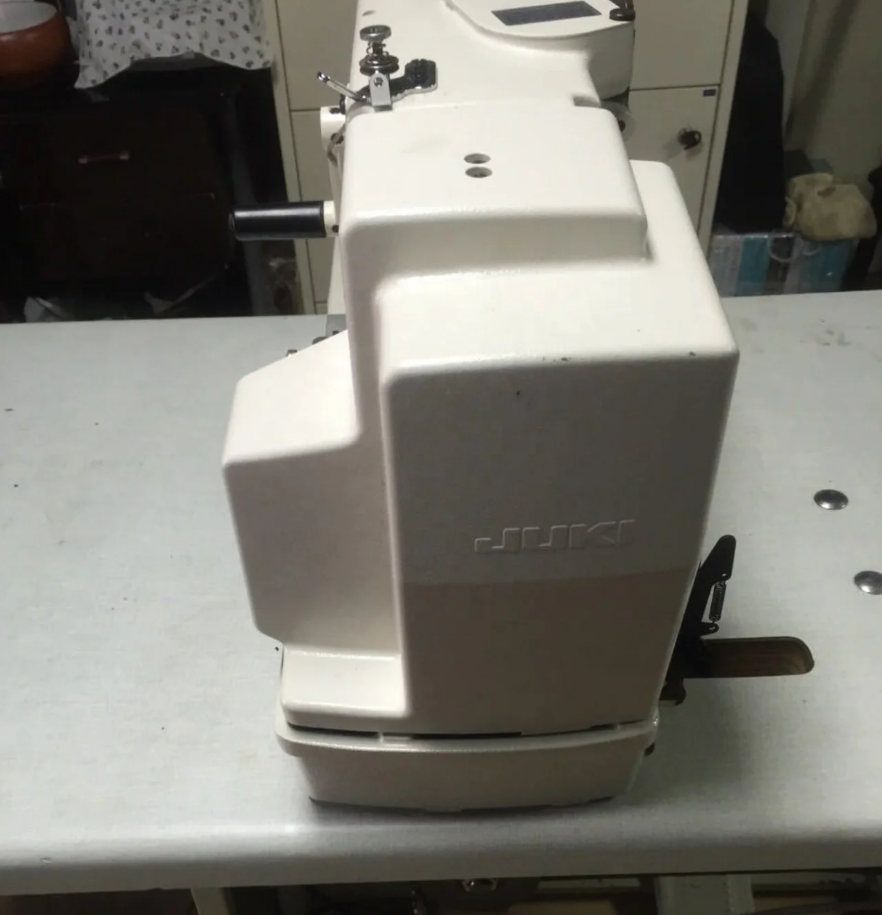 Used jukis 781 Electronic Direct Drive Lockstitch Button Holer For Knit Applications Industrial Sewing & Embroidery Machine