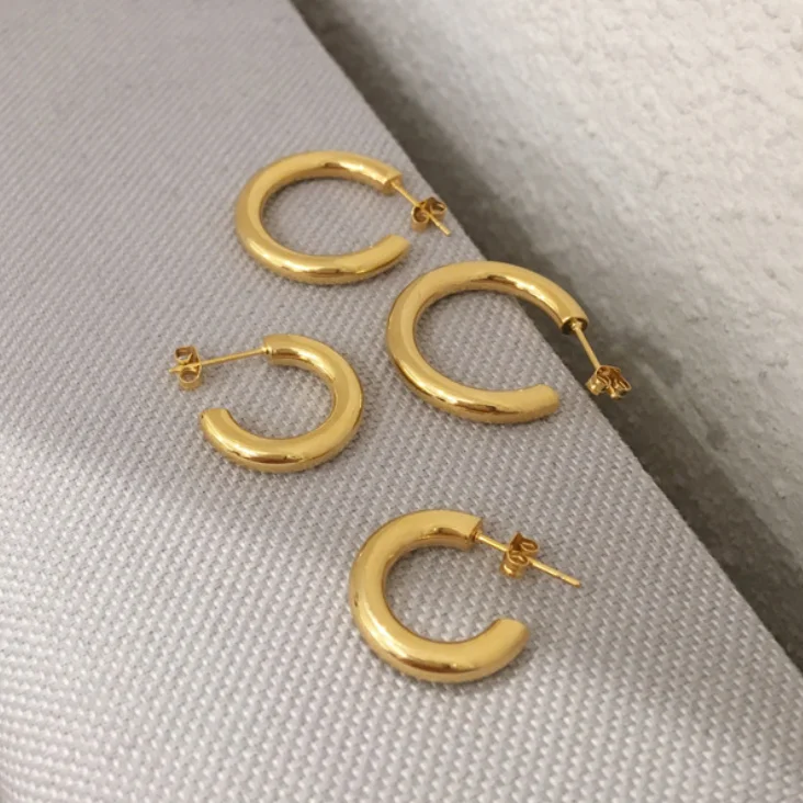 Высокое качество 18K покрытием из нержавеющей стали круглые СС серьги коробка Huggies женские ювелирные изделия маленький обруч канала дизайнерские серьги 2021