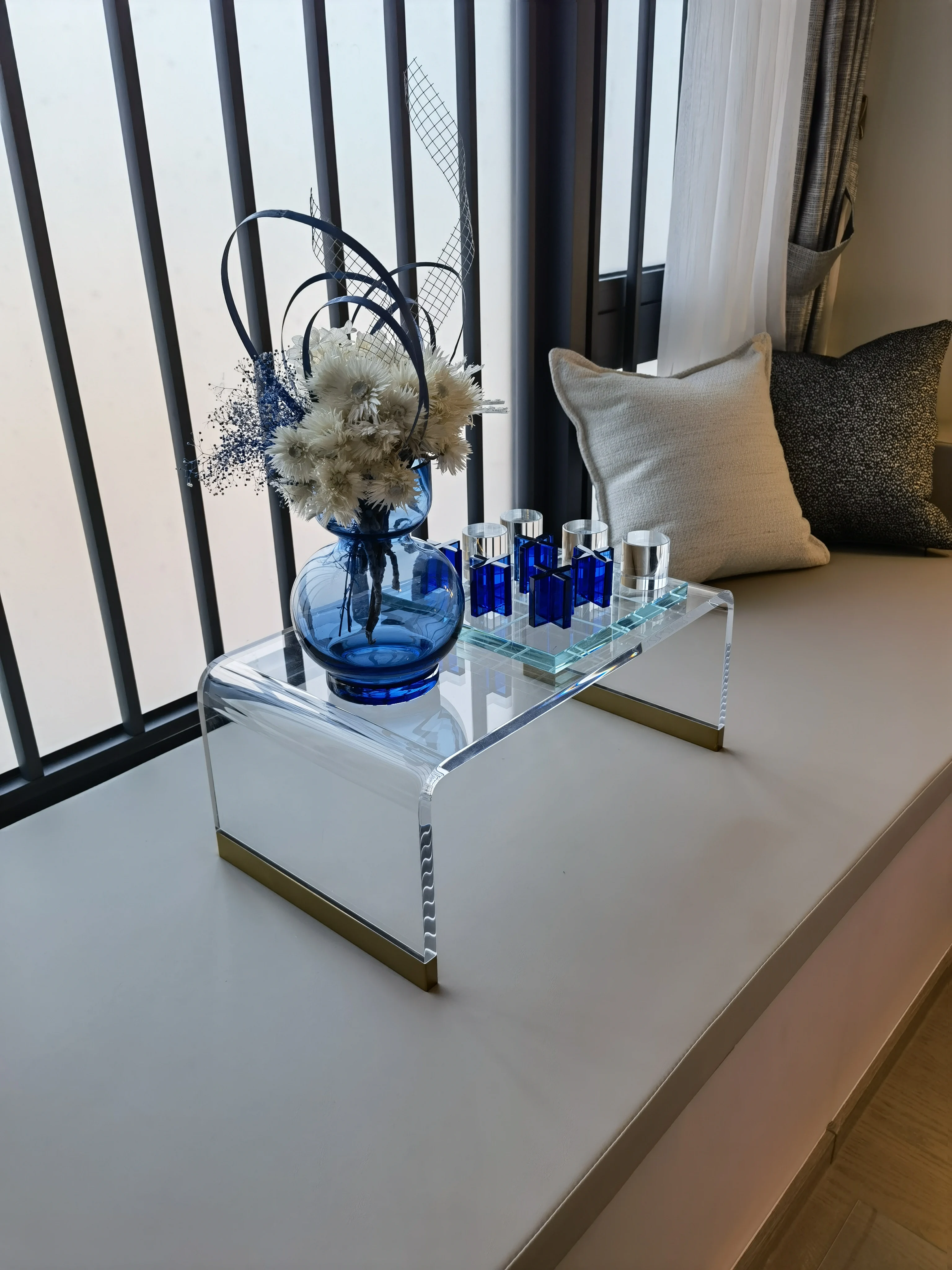 Acrylic display stand wholesale cosmetics display rack desktop product display stand organic plastic perfume demo stand