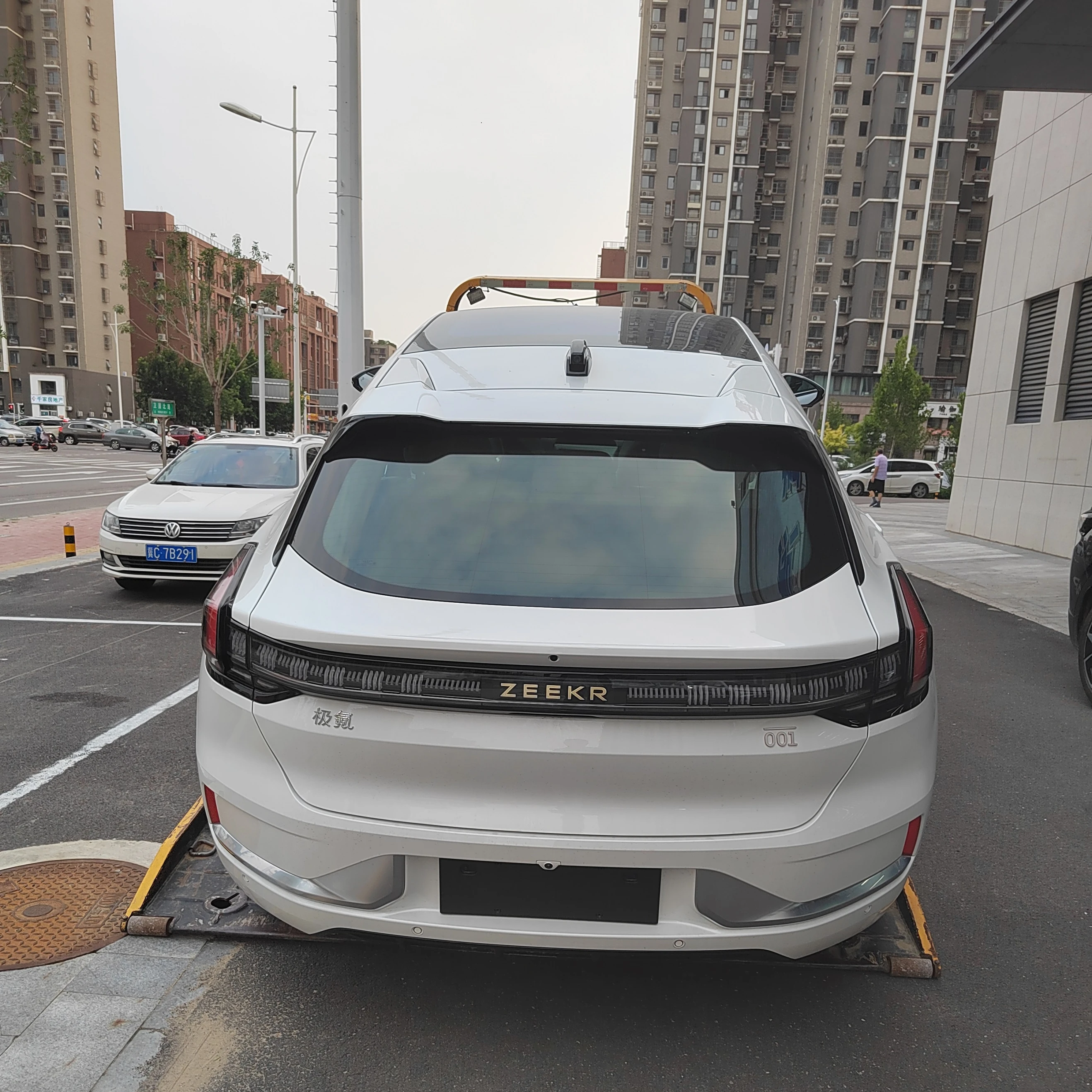 1/6 Long Range 732Km New Energy Vehicles Pure Electric Automotive Geely Zeekr 001 Fast Charging Vehicles price