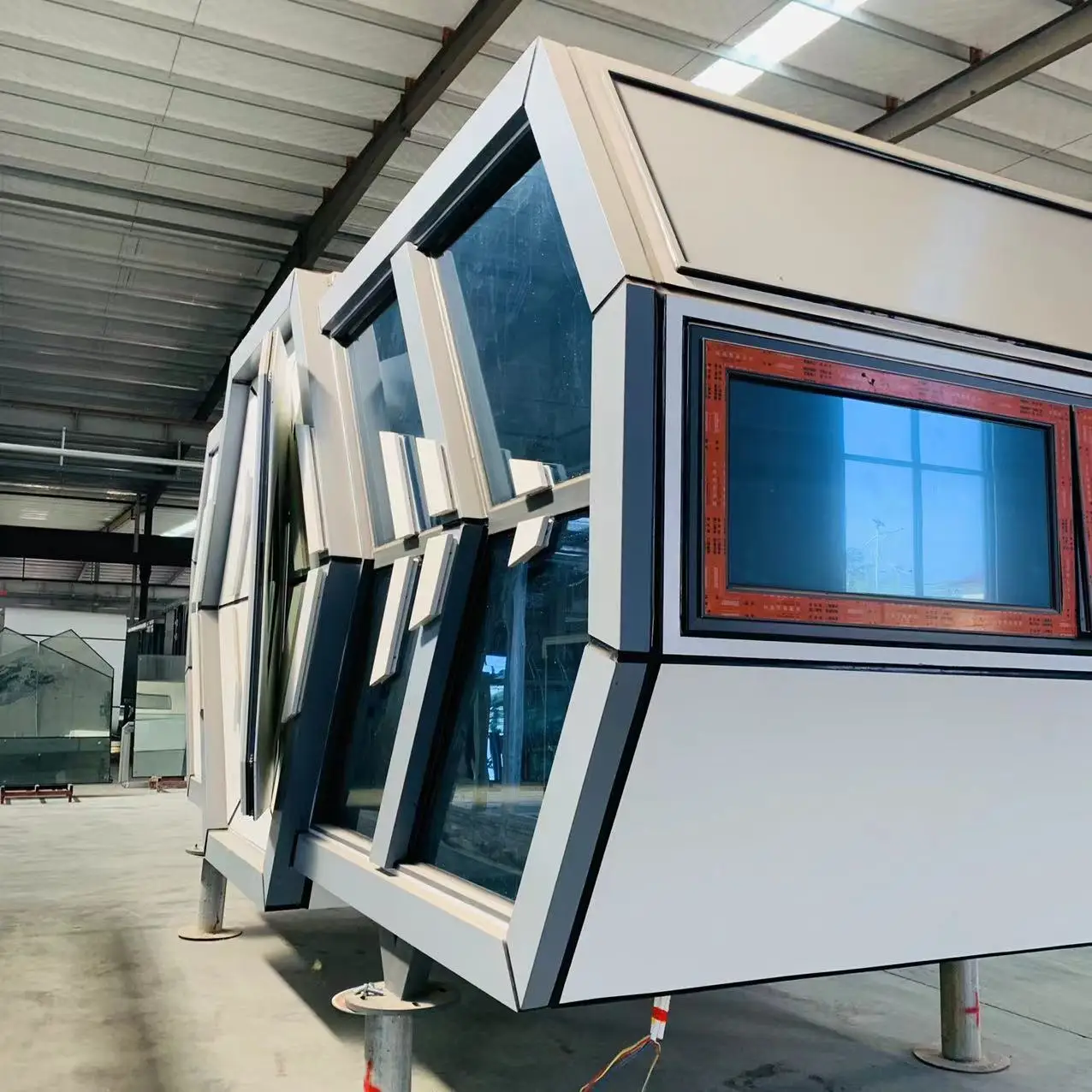 Galvanized steel frame capsule house with photovoltaic power generation for hotel, leisure resort, camping base and short-term