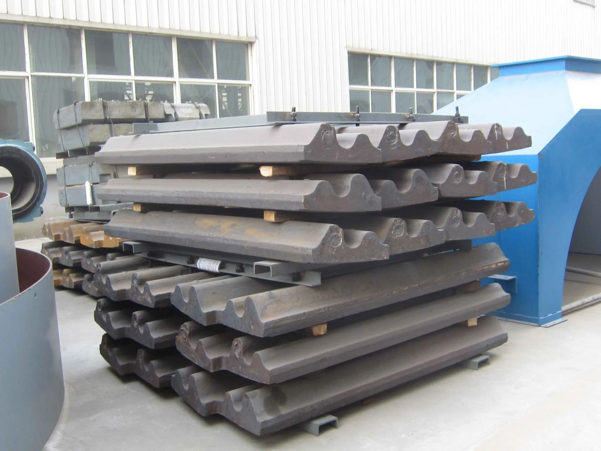 High Manganese Steel Vertical Grinding Liner Crusher Machine Mantle and Bowl Liner for Ore Mining Forged or Cast-New or Used