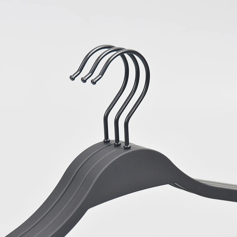 Free Sample Zara Style Matte Black T-shirt Plastic Hanger Anti Slip Plastic Clothes Hanger