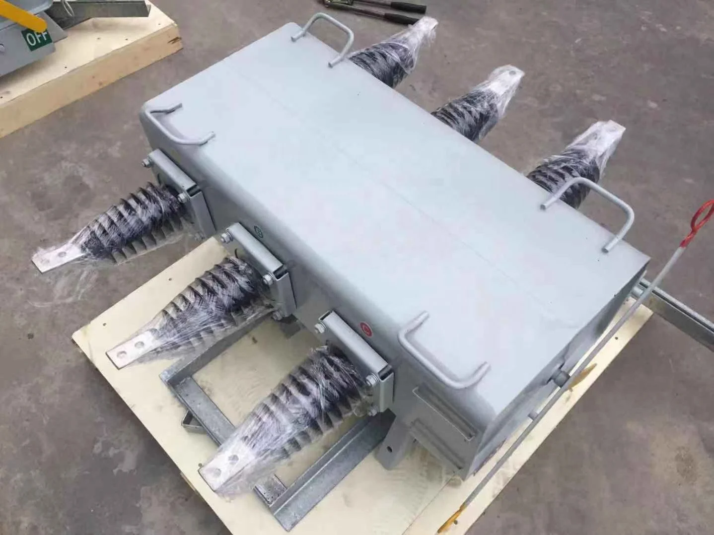 11KV 630A 1250A Manually Operated Pole Mounted SF6 Gas Insulated Electronic Sectionalizer Load Break Switch LBS