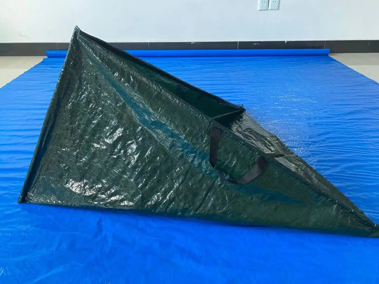 Garden Telescopic Leaf Rake and Reusable Self-Standing leaf collector Bag Set For Leaves, Grass, Plant and Garden Maintenance