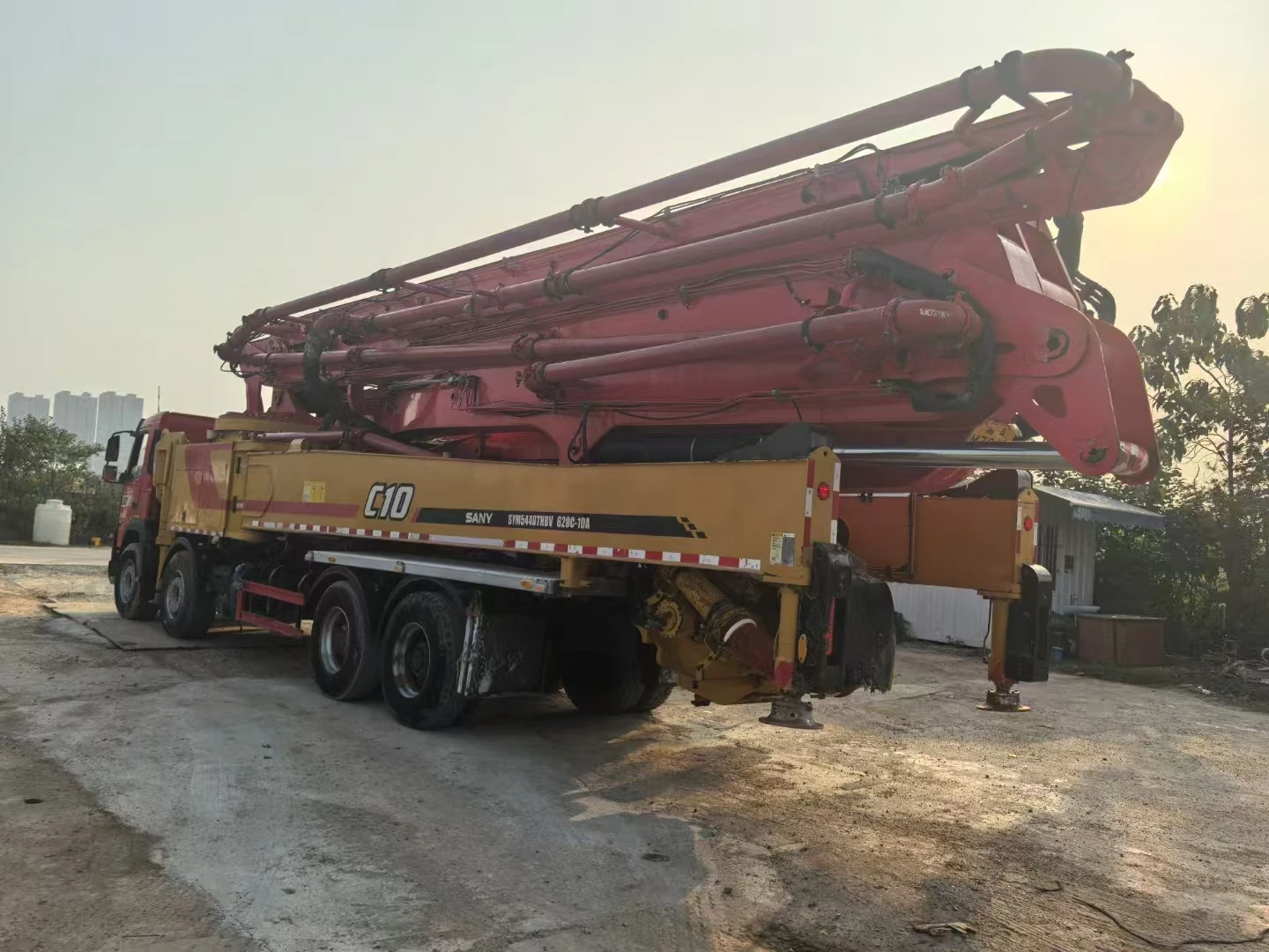 China Top Brand 62m Truck Mounted Boom Pump Diesel Powered Concrete Placer Featuring Core Components Engine and Motor for Sale