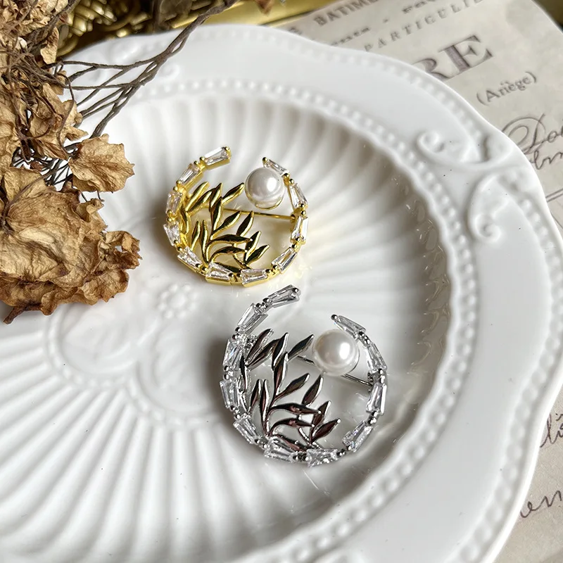 Factory wholesale chinese vintage brooch zinc alloy Metal pearl rhinestone brooches for men clothing