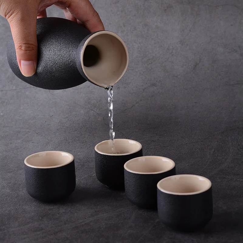 New Product Japanese Wine Pot Black Ceramic Round Sake Set Ceramic Wine Set Wine Sake Cup with Bamboo Tray for Gift Home