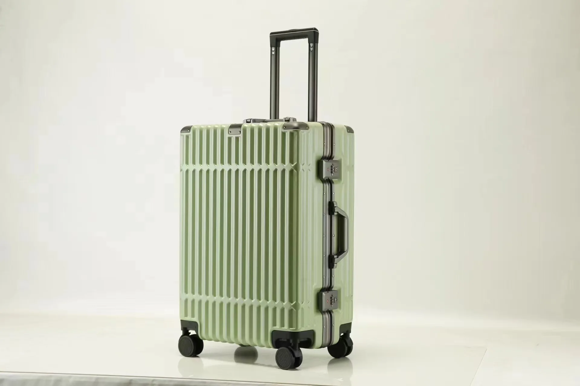 Vintage White Gps Tags Passport And Tag Luggage Handle Wrap Aluminum Frame Trolley Suitcase