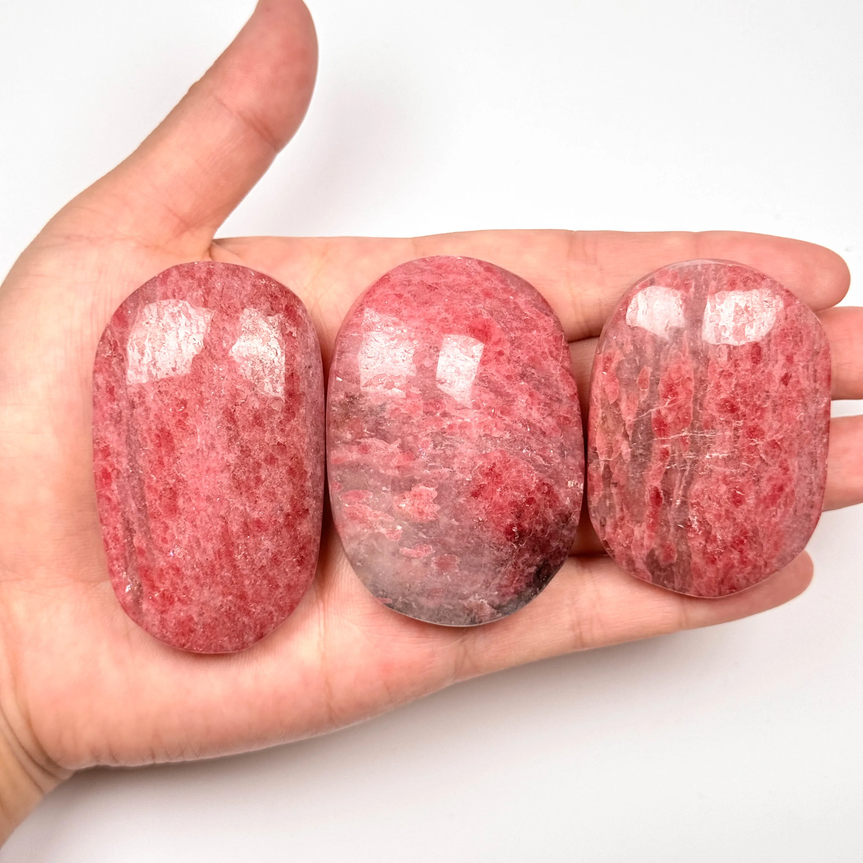 Wholesale Polished Carved Black Rhodonite Reiki Palm Stones Healing Crystal Polished Palm Stones For 7 Chakra Crystals