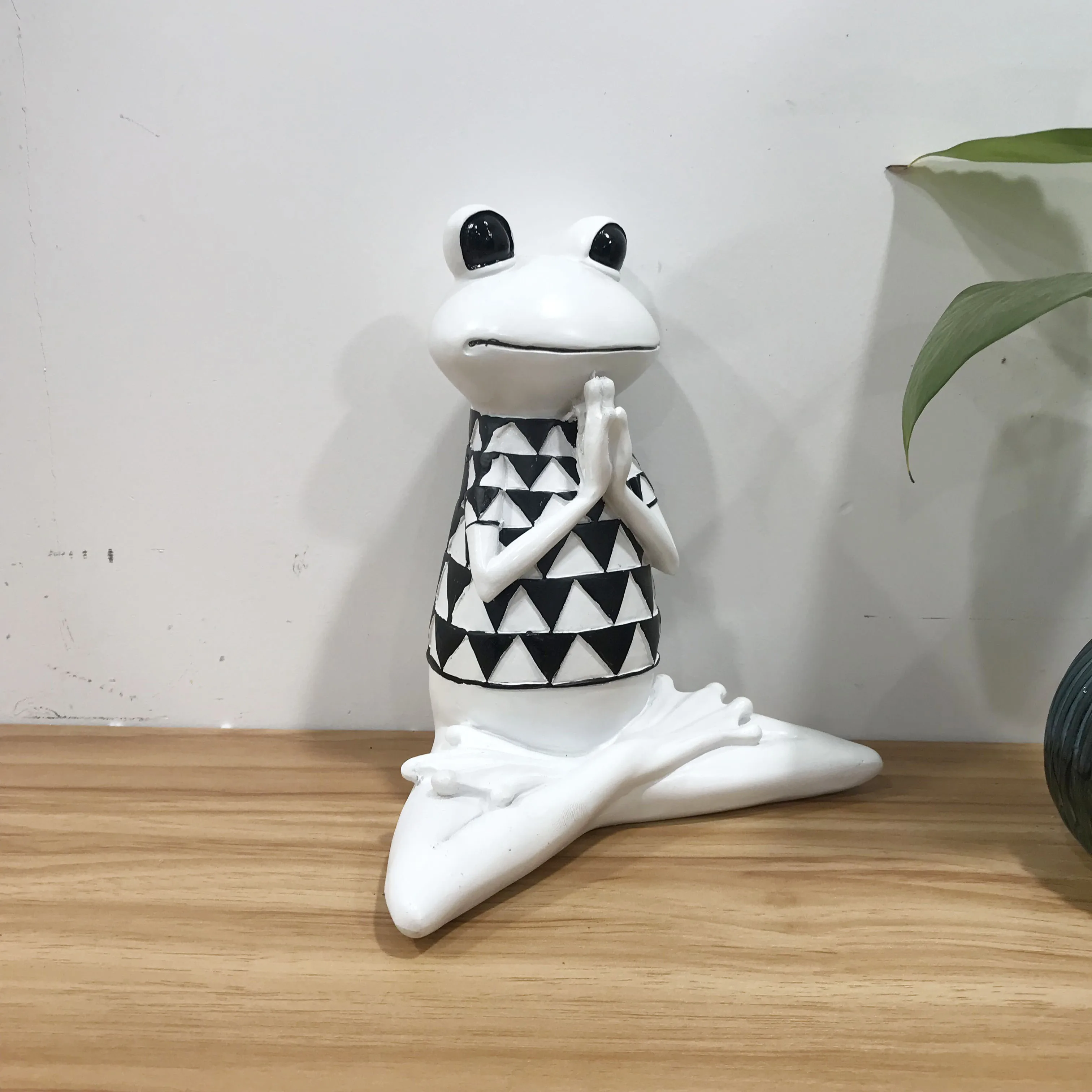 Hot Sale Resin Yoga Frog Sculpture White Store Decor Yoga Frog For Home Furnishing Decoration