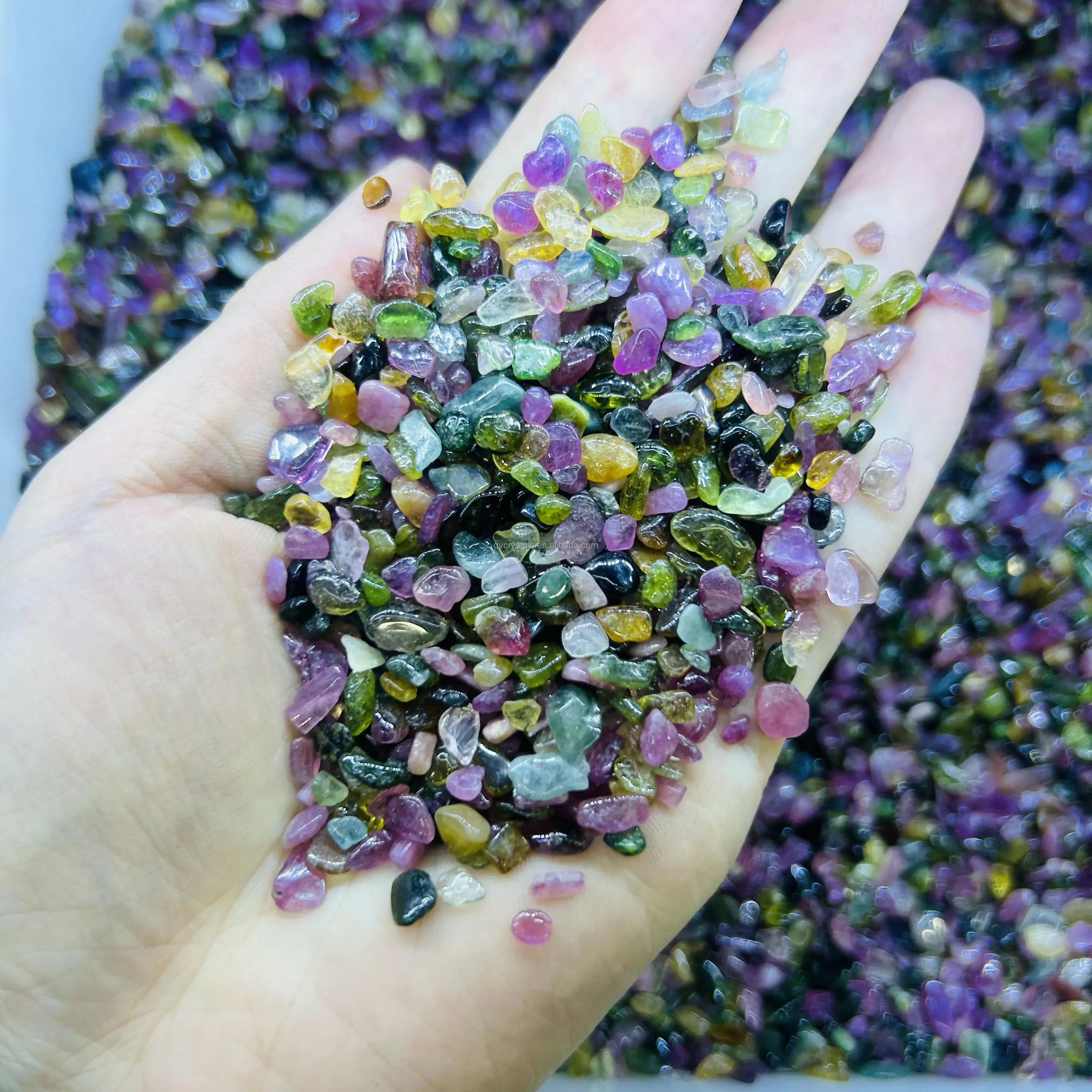 Оптовая продажа высококачественных натуральных красочных турмалиновых чипов лечебный кварцевый гравий Reiki для украшения комнаты