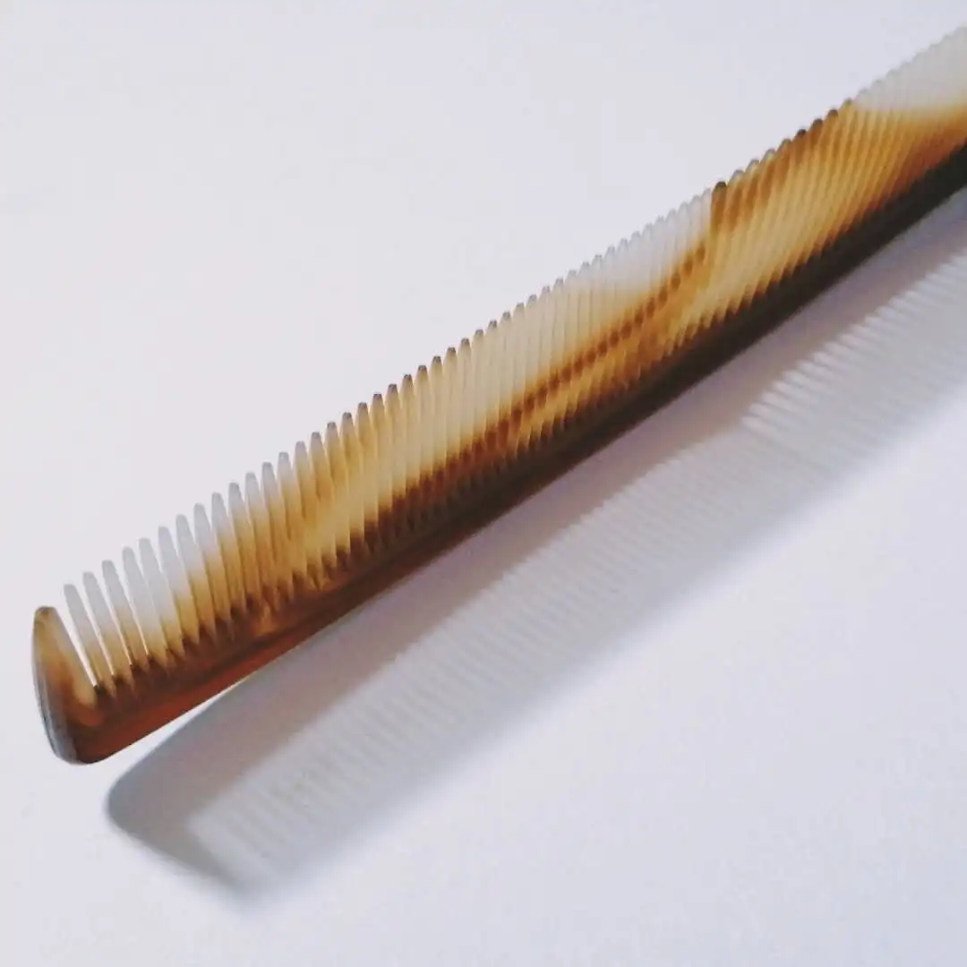 
cheap plastic small comb in hairdrssing shop 