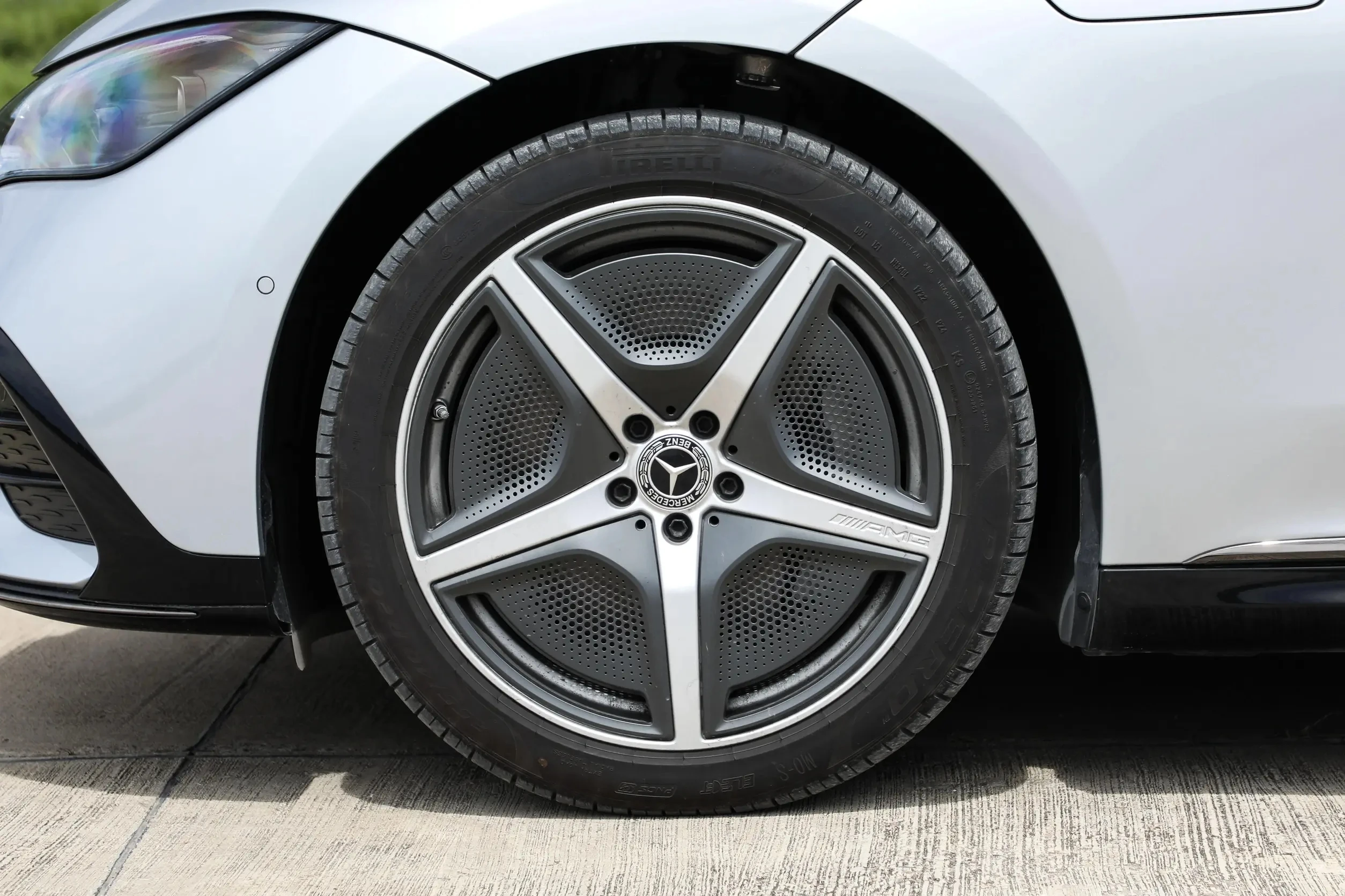 Selling the low-cost 2024 EQE, the most popular electric car made in China