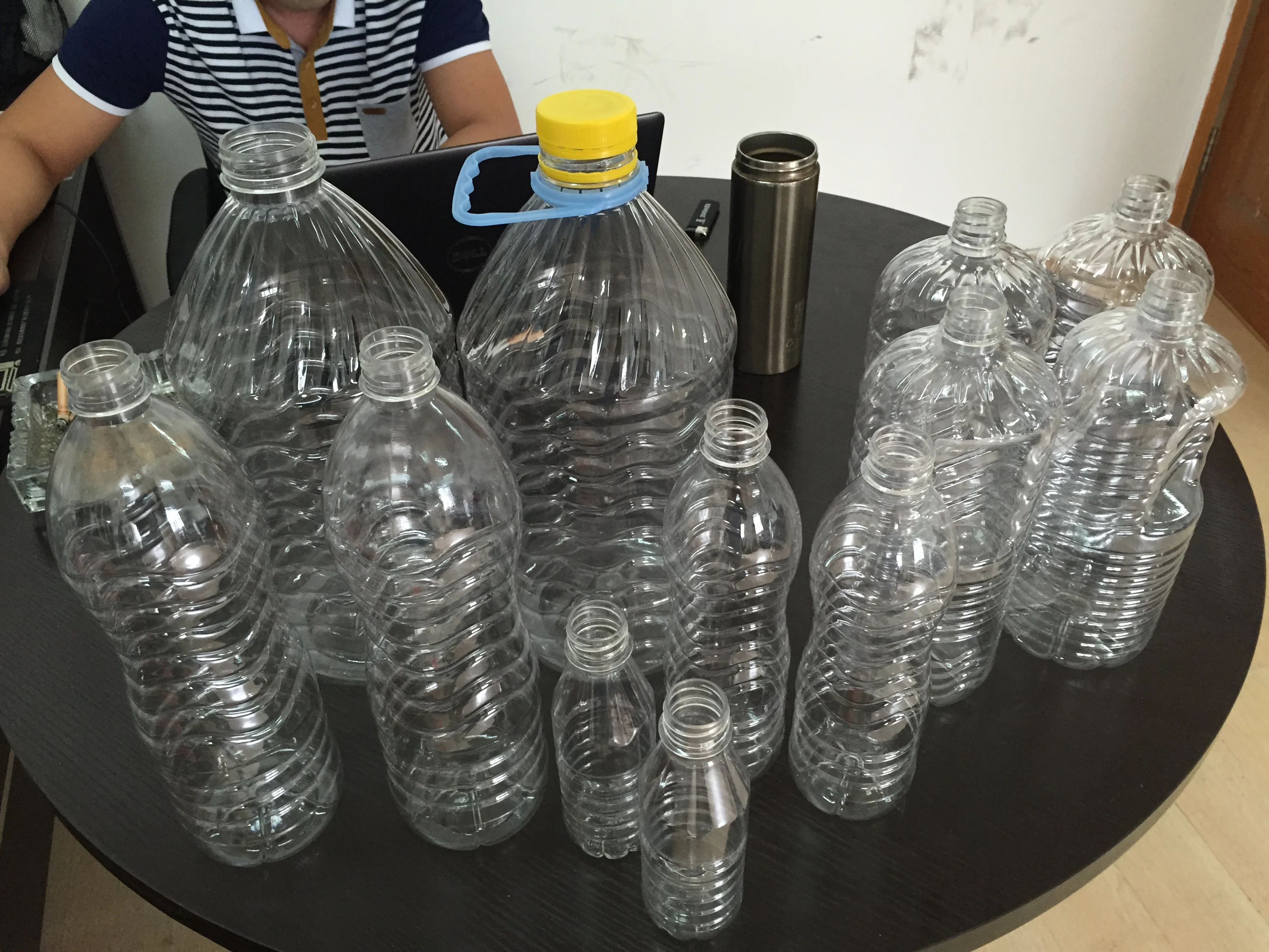 Semi Automatic 2 cavity 4 Cavity Small Plastic Bottle Making Machine / Blowing Bottle Machine