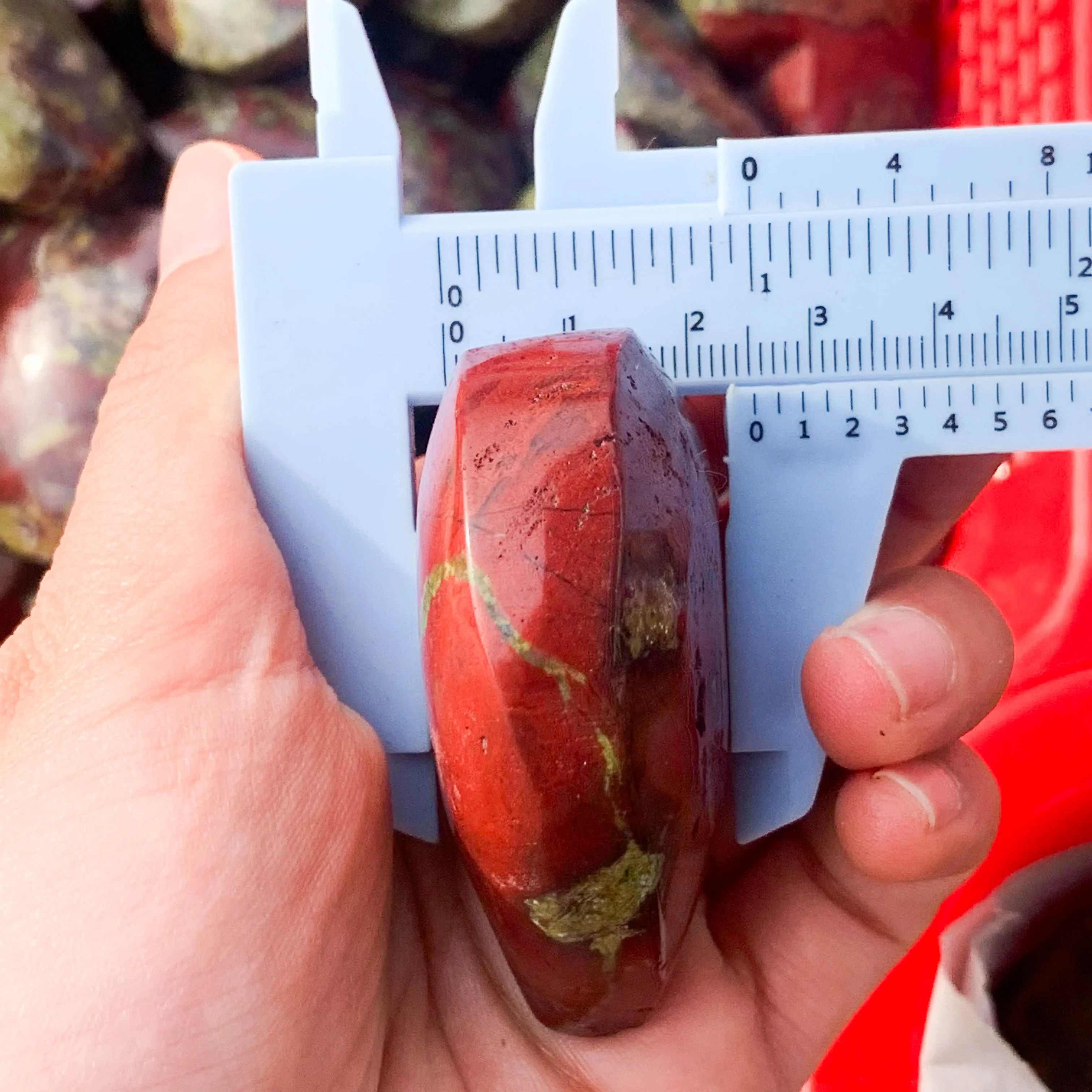 Natural Wholesale Price Crystal Palm Stone Dragon Blood Stone Heart for Healing