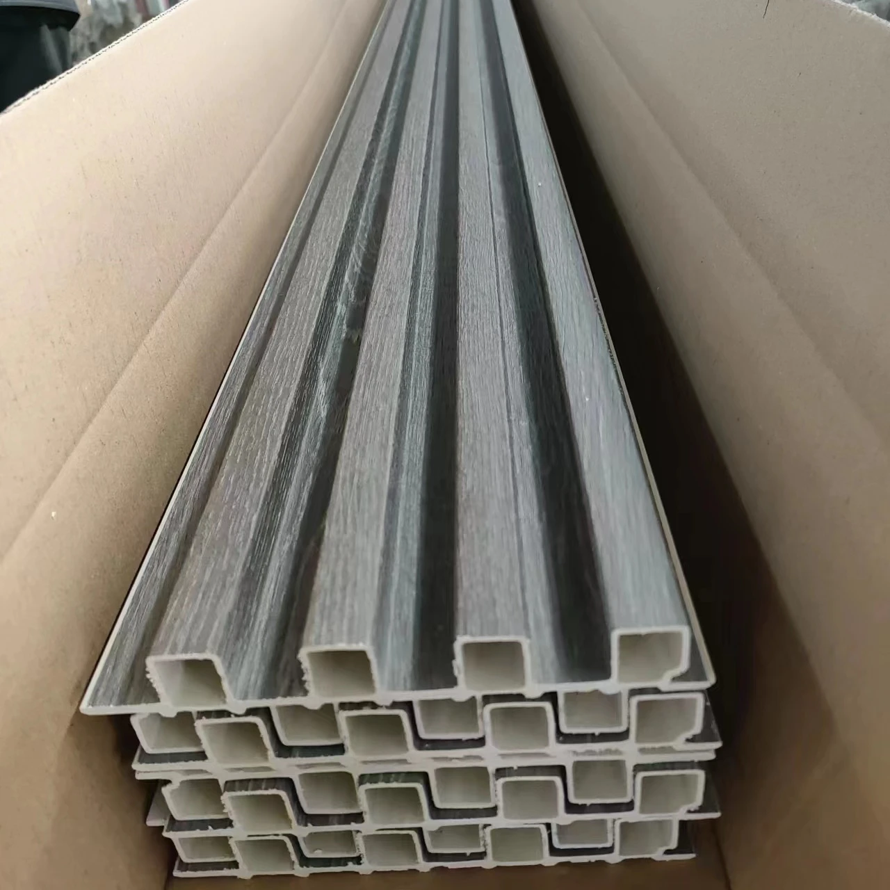 Декоративные панели для стен и потолка из ПВХ и древесины