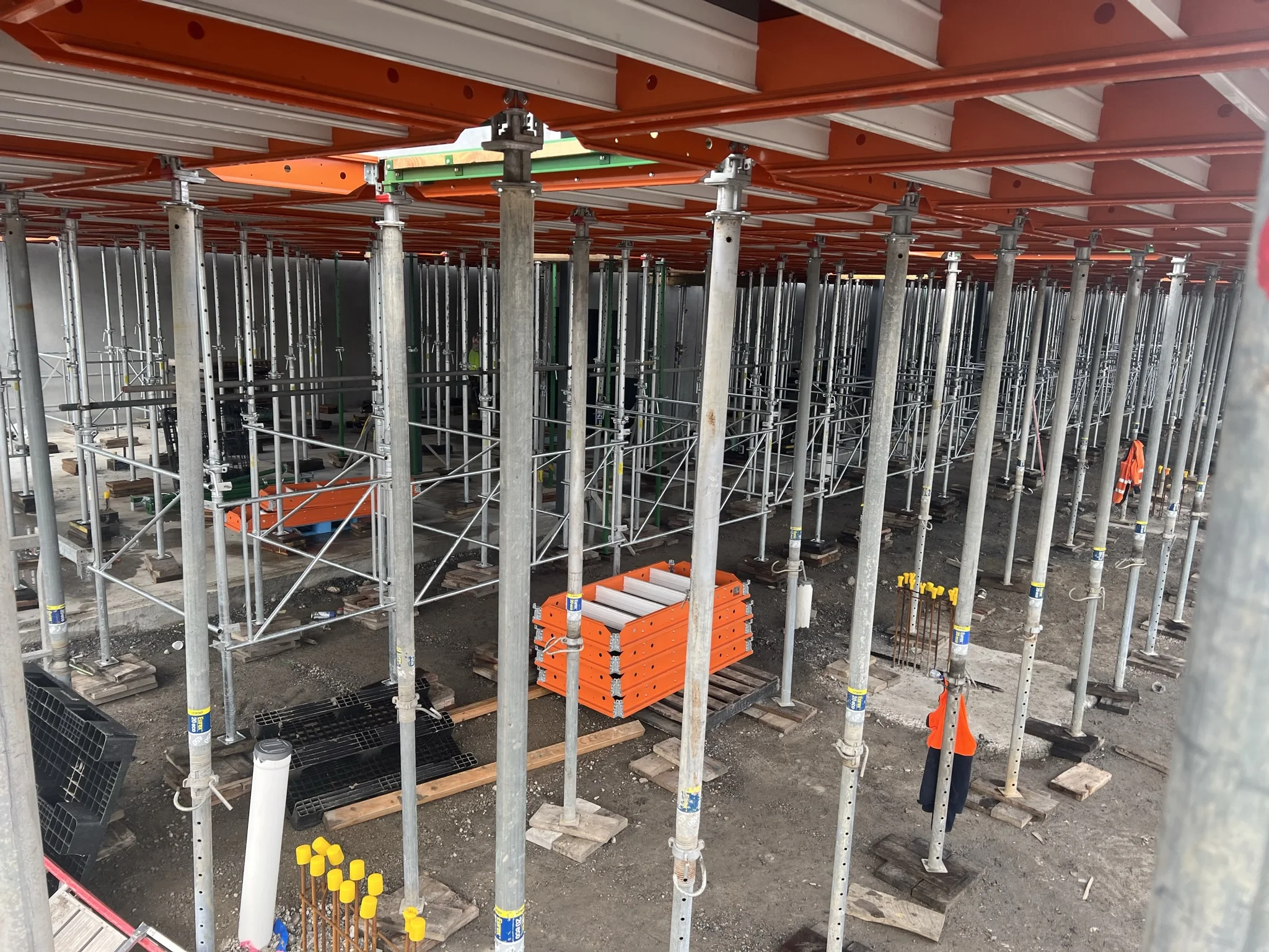 Slab Formwork with early stripping mechanism