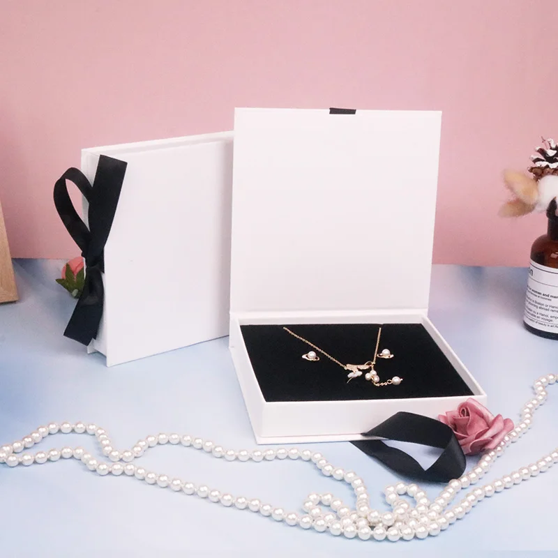 Картонная бумажная шкатулка для ювелирных изделий, кольцо, ожерелье, серьги, набор украшений, упаковочная коробка с лентой, простой новый дизайн, Пользовательский логотип, белый