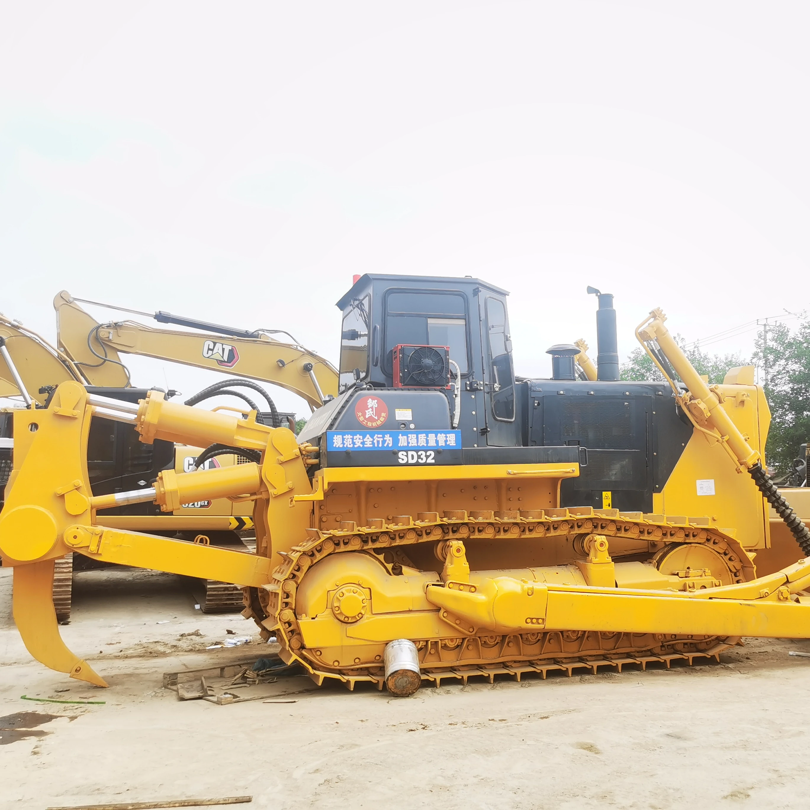 Hot Quality 2023 Used SHANTUI SD32 Bulldozers 34Ton 257KW Weichai Engine Short usage powerful Construction Machinery cheap sale