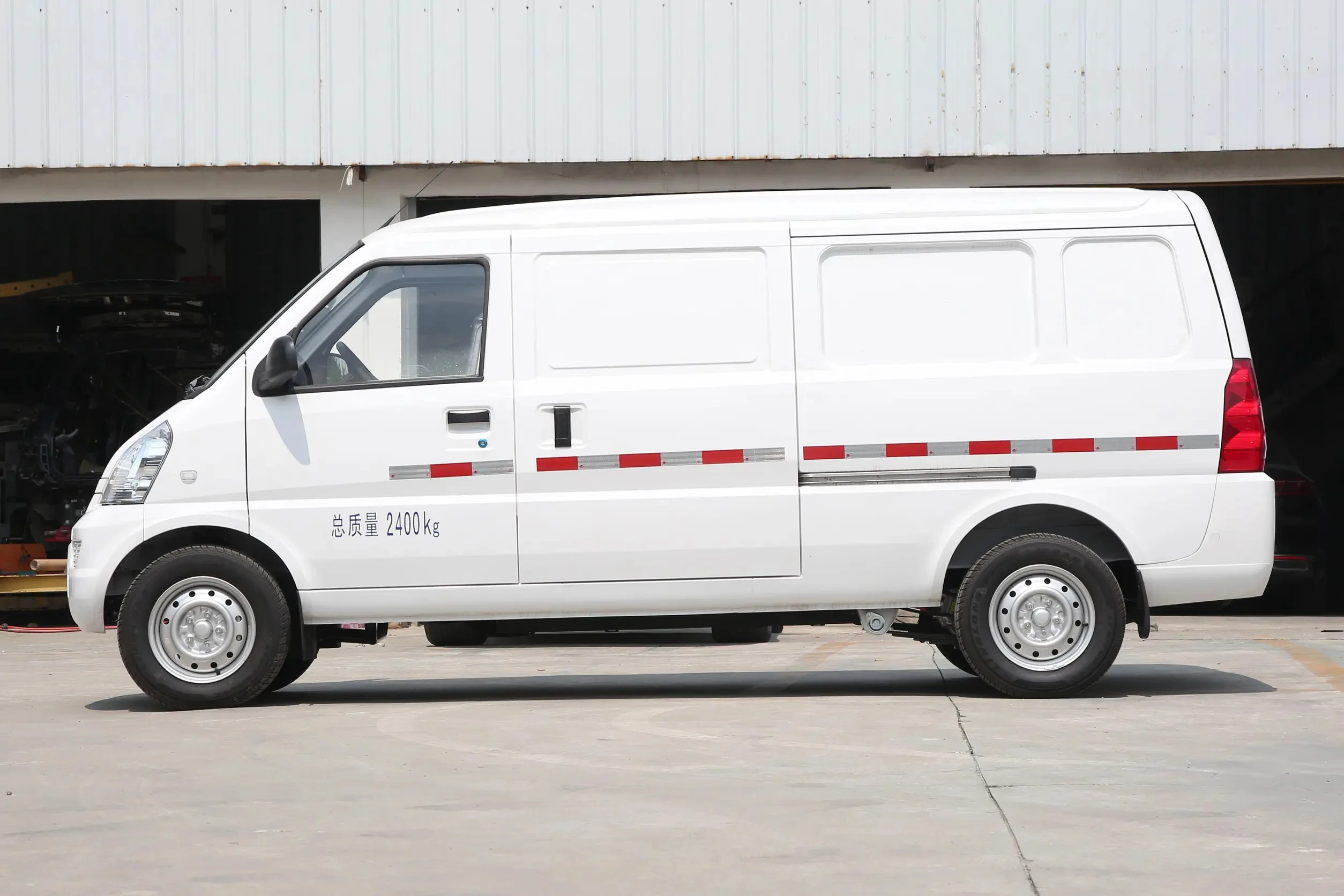 Hot selling 5 door 2 seats minivan car wuling rongguang ev 7 seats mini bus electric car  for sale