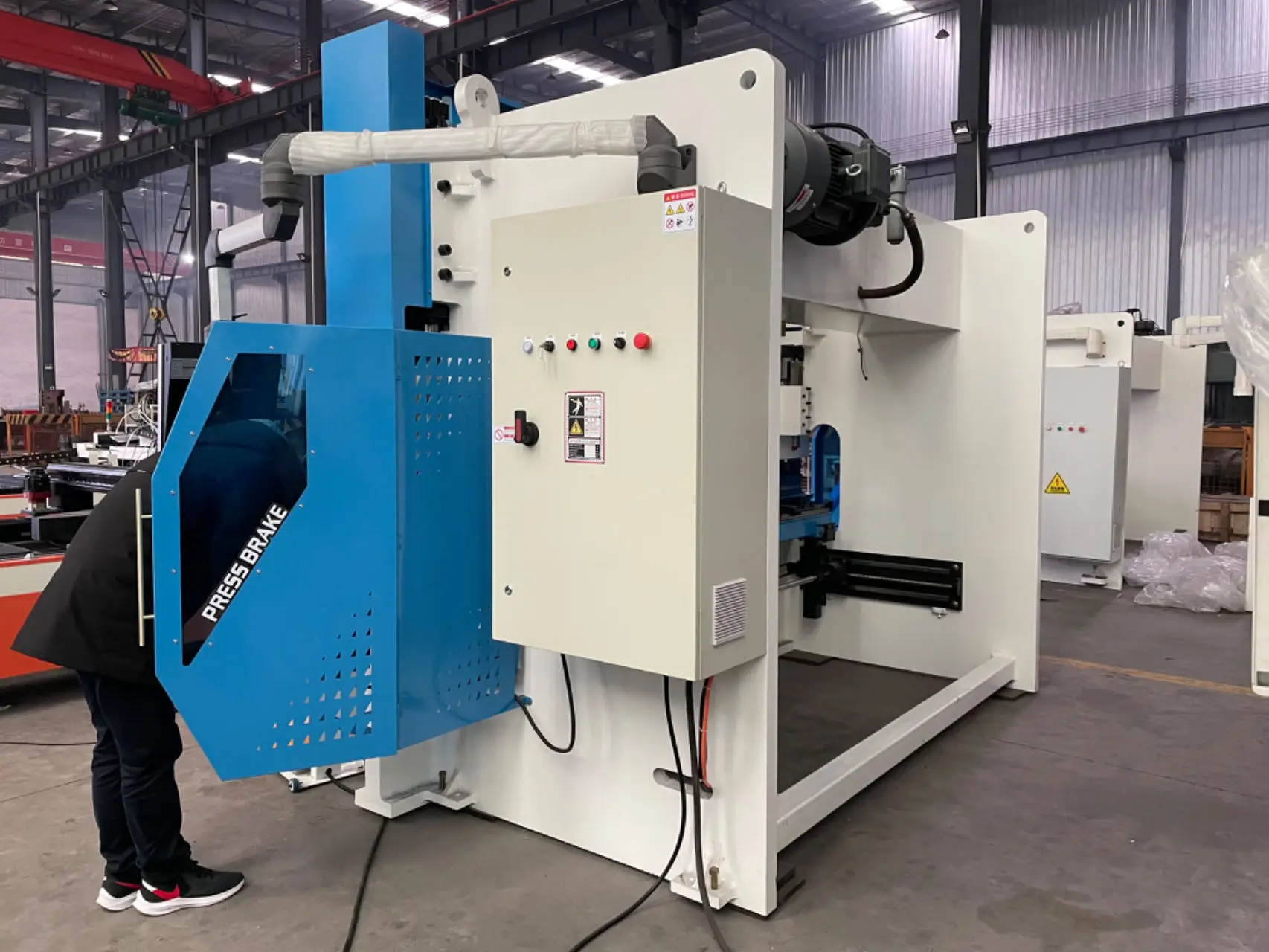 High configuration and high precision Press brake manufacture WE67K series hydraulic synchronized automatic Bending Machine