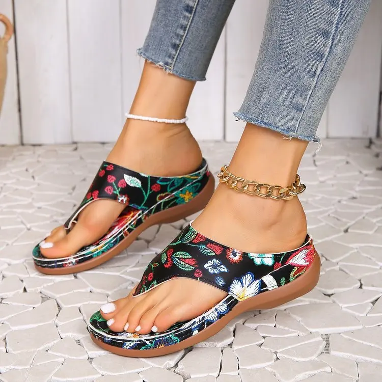 Wholesale New Clip Toe Leisure Large Size Shoes Women Outside Wear Wedge Heels Flat Beach Sandals