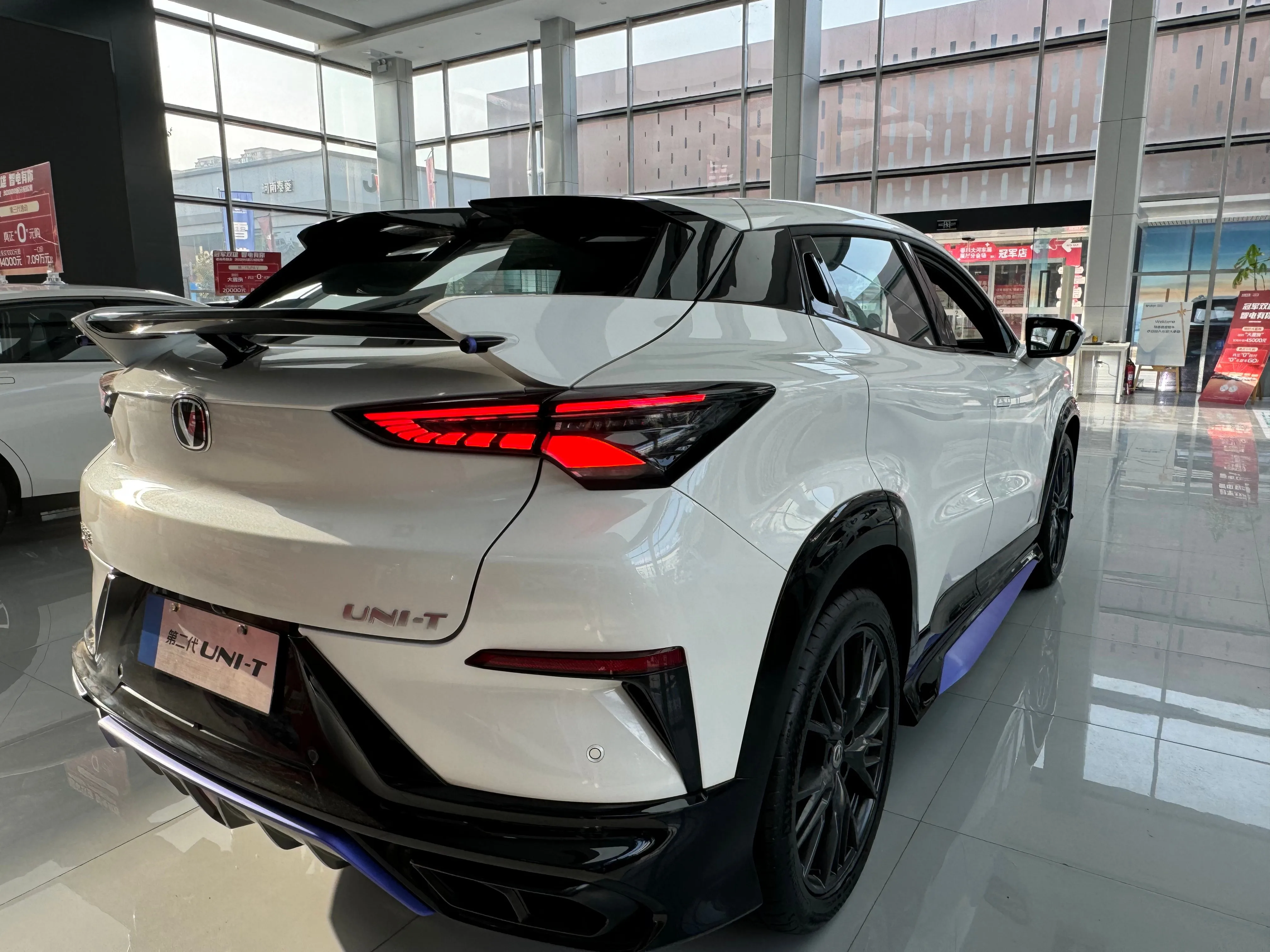 CHANGAN 2024 второго поколения UNI-T внедорожник 5-дверный 5-местный бензиновый автомобиль 1 5 т (FWD) Euro VI Emission Лидер продаж