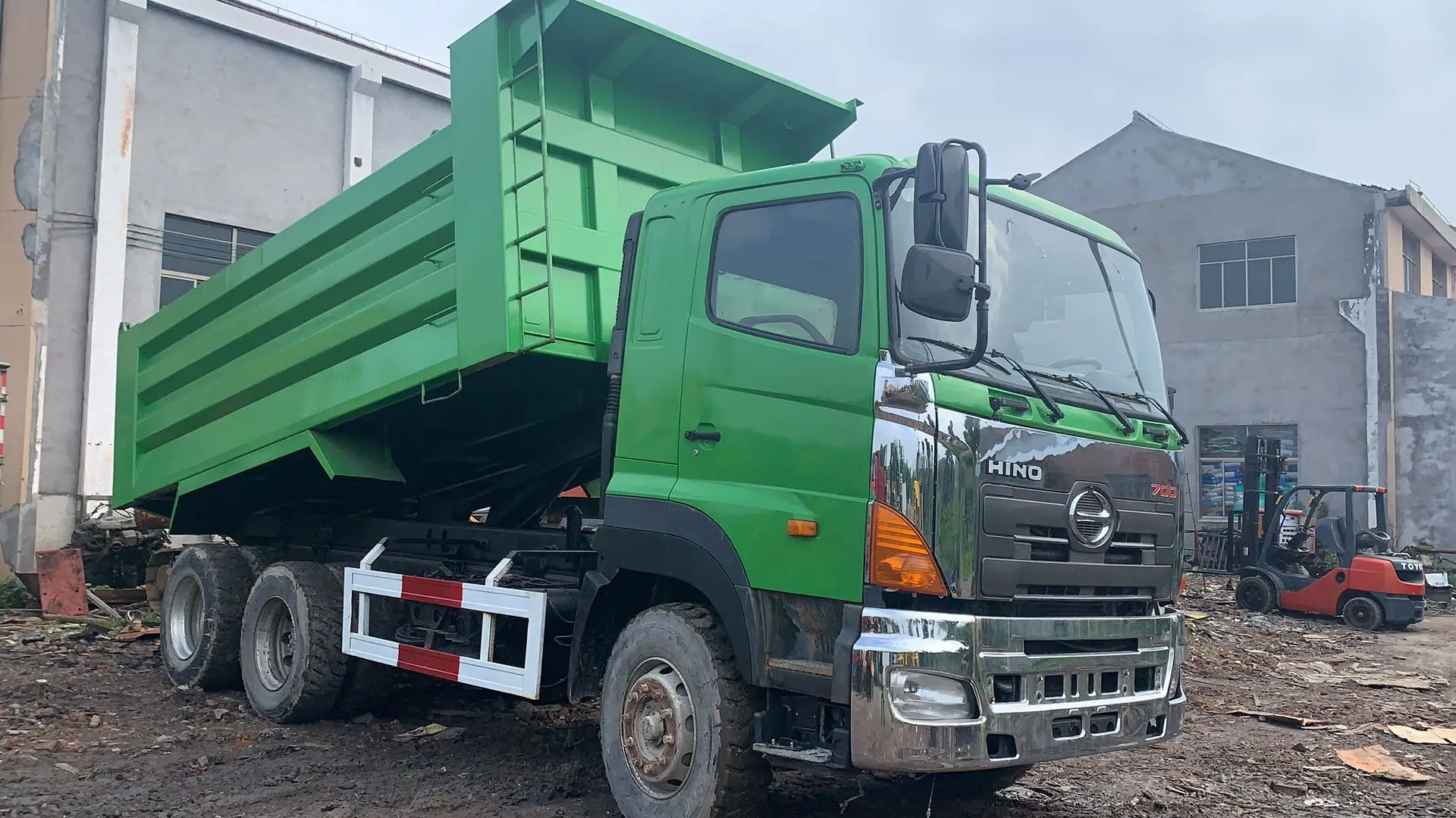Б/у самосвал HINO 700