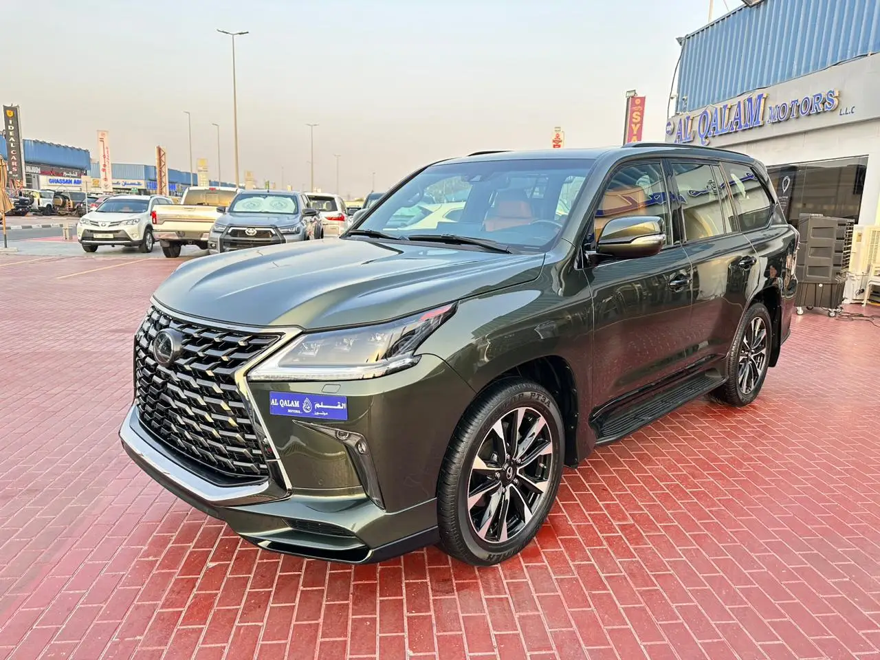 Довольно чистый Подержанный Lexuss LX 570 5.7L V8 фирменный черный выпуск 2021 модельных автомобилей года и готов к работе