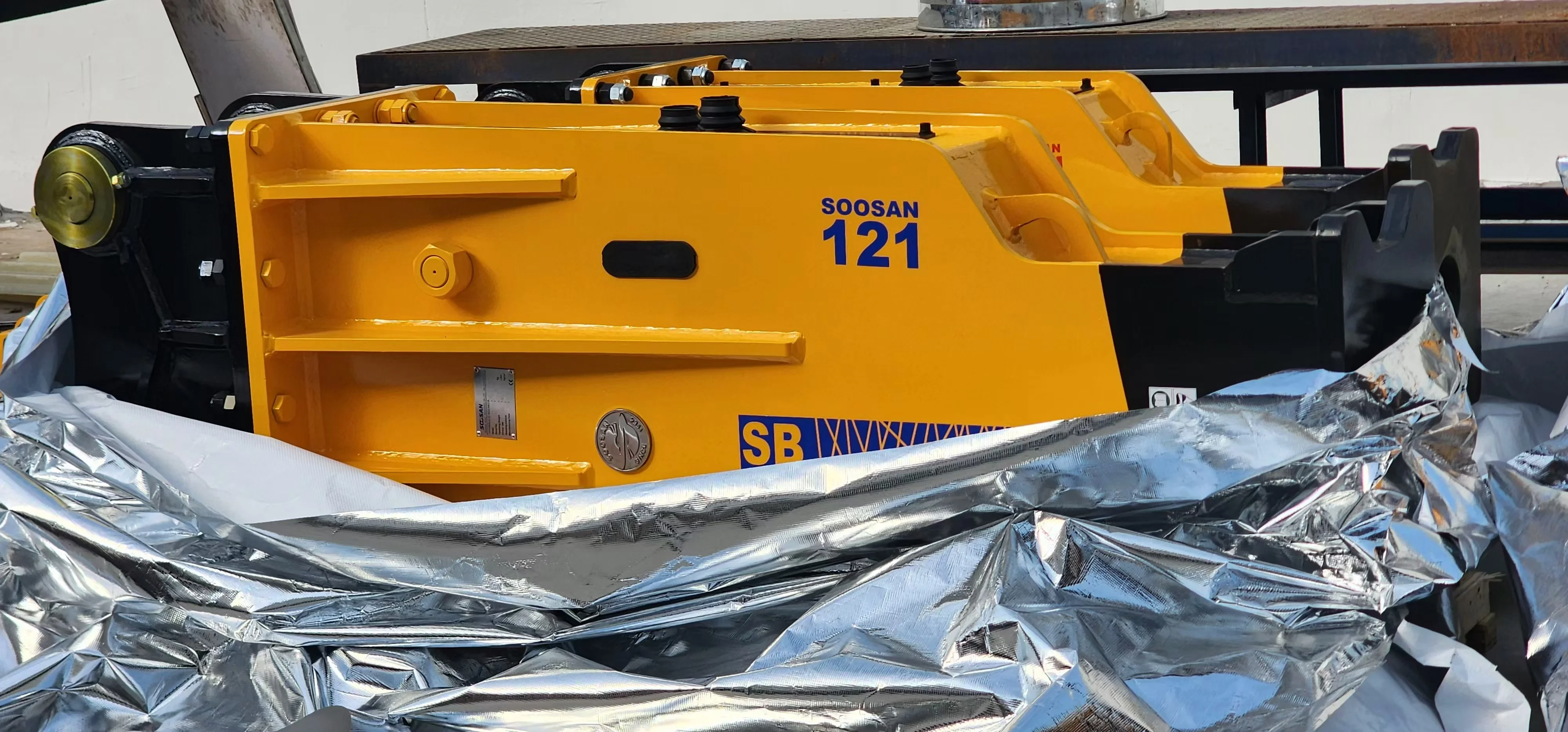 Construction Machinery Rock Demolition Breaker Silence Type SB121 Hydraulic New Box Core Chisel Hammer