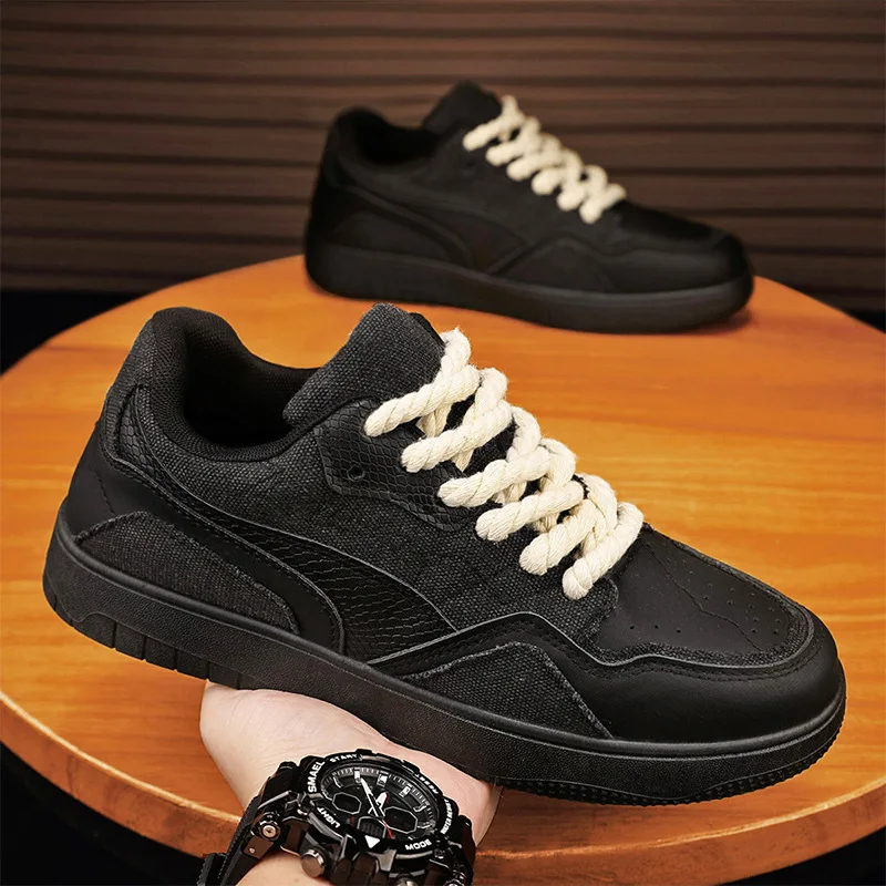 Black Skateboarding Shoes for Men and Women Fashionable Bread Casual Sports Shoes with Thick Soles Board Shoes