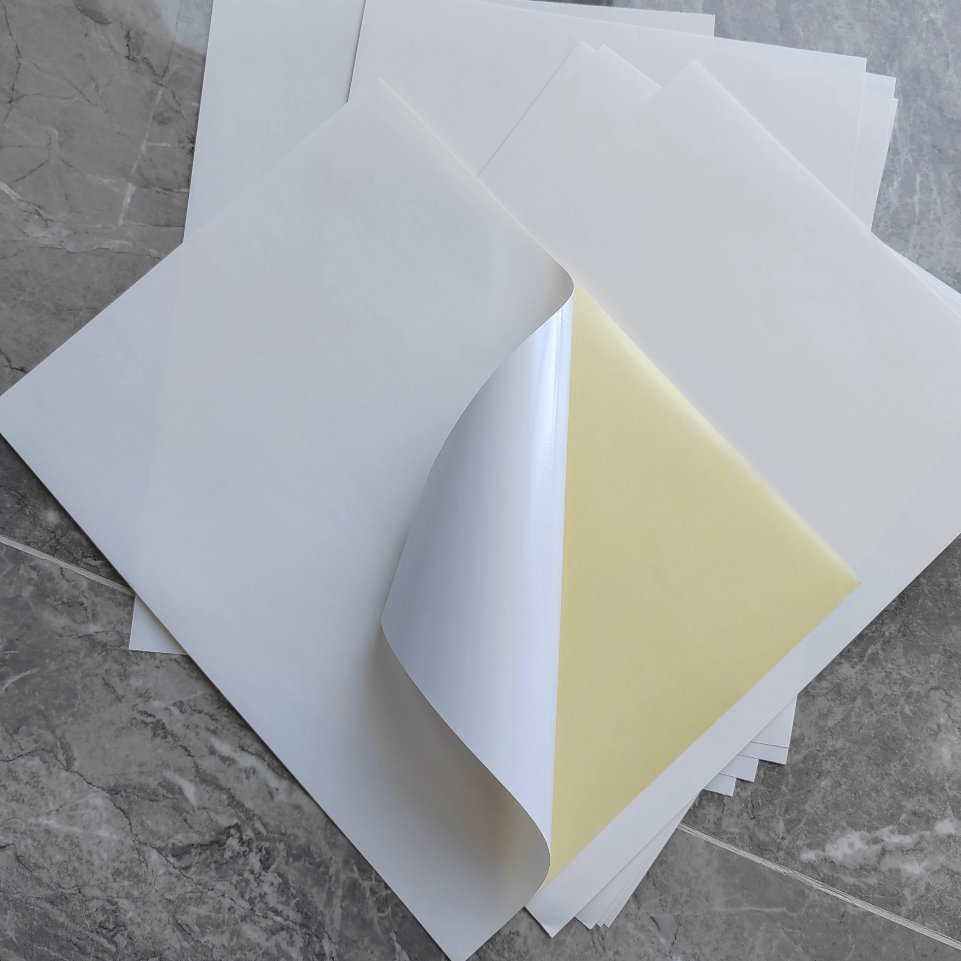 508*762mm Matt White Self Adhesive Paper Strong Glue Yellow Release Silicone Paper