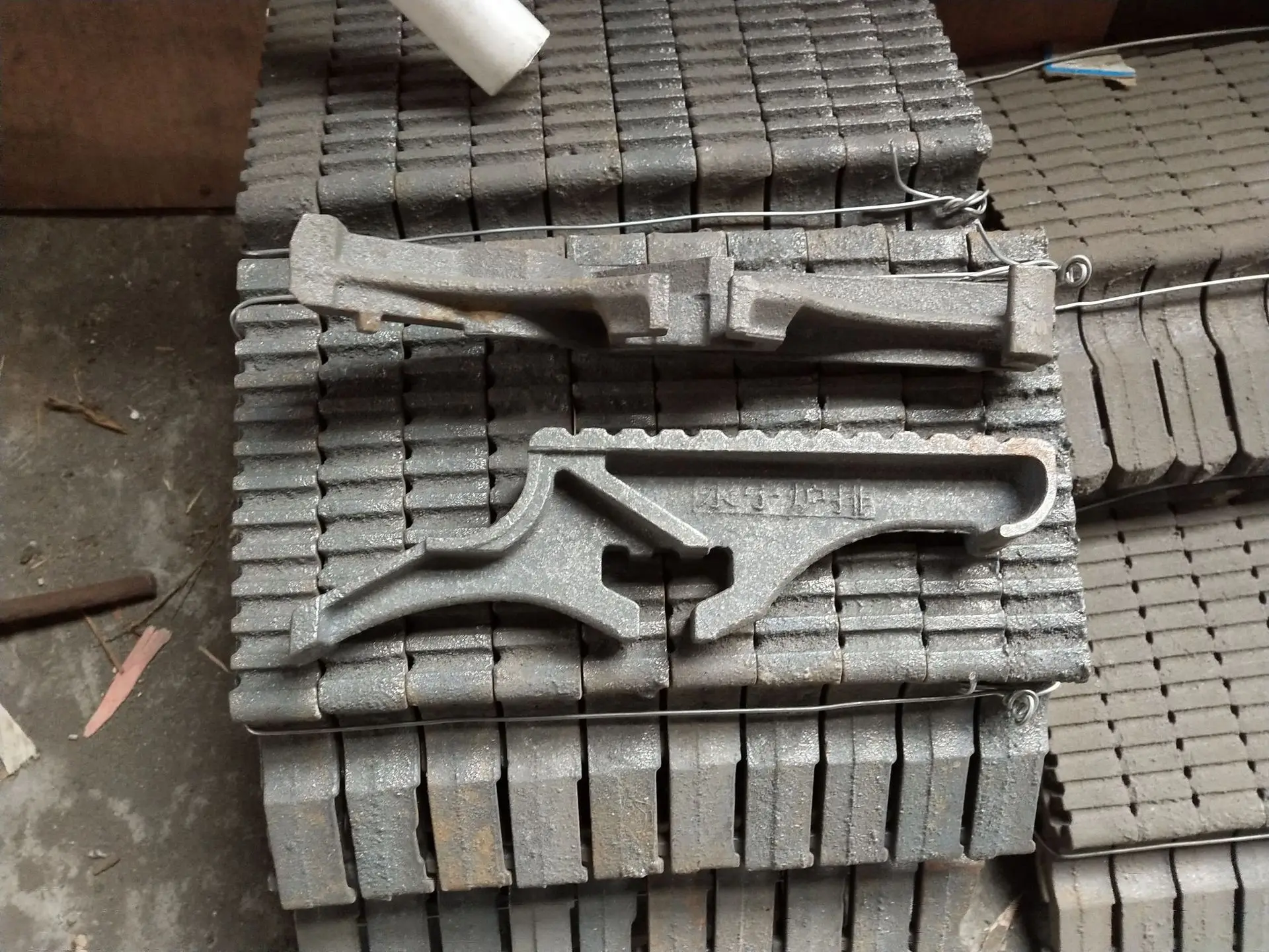 Spare Parts Anthracite Coal Fired Burner Flake Chain grate bar for Steam boiler manufacturers in factory price