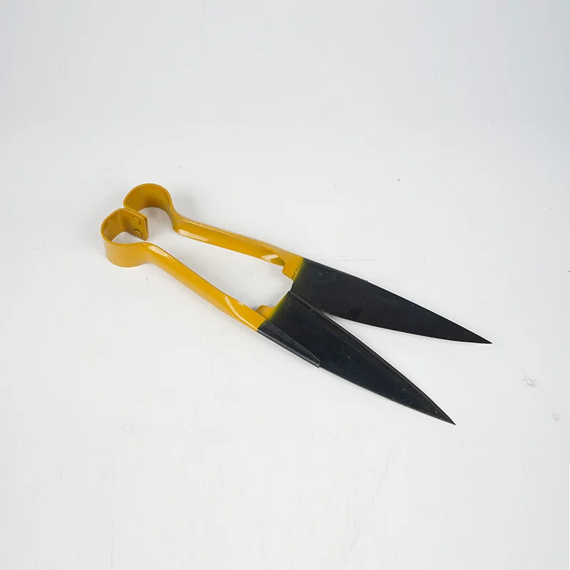 Manual sheeps scissors with strong blades and comfortable handle