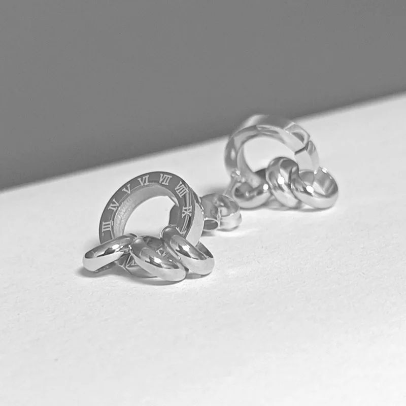 Roman numerals three color ring earrings, titanium steel earrings jewelry, light luxury fashion stainless steel earrings.