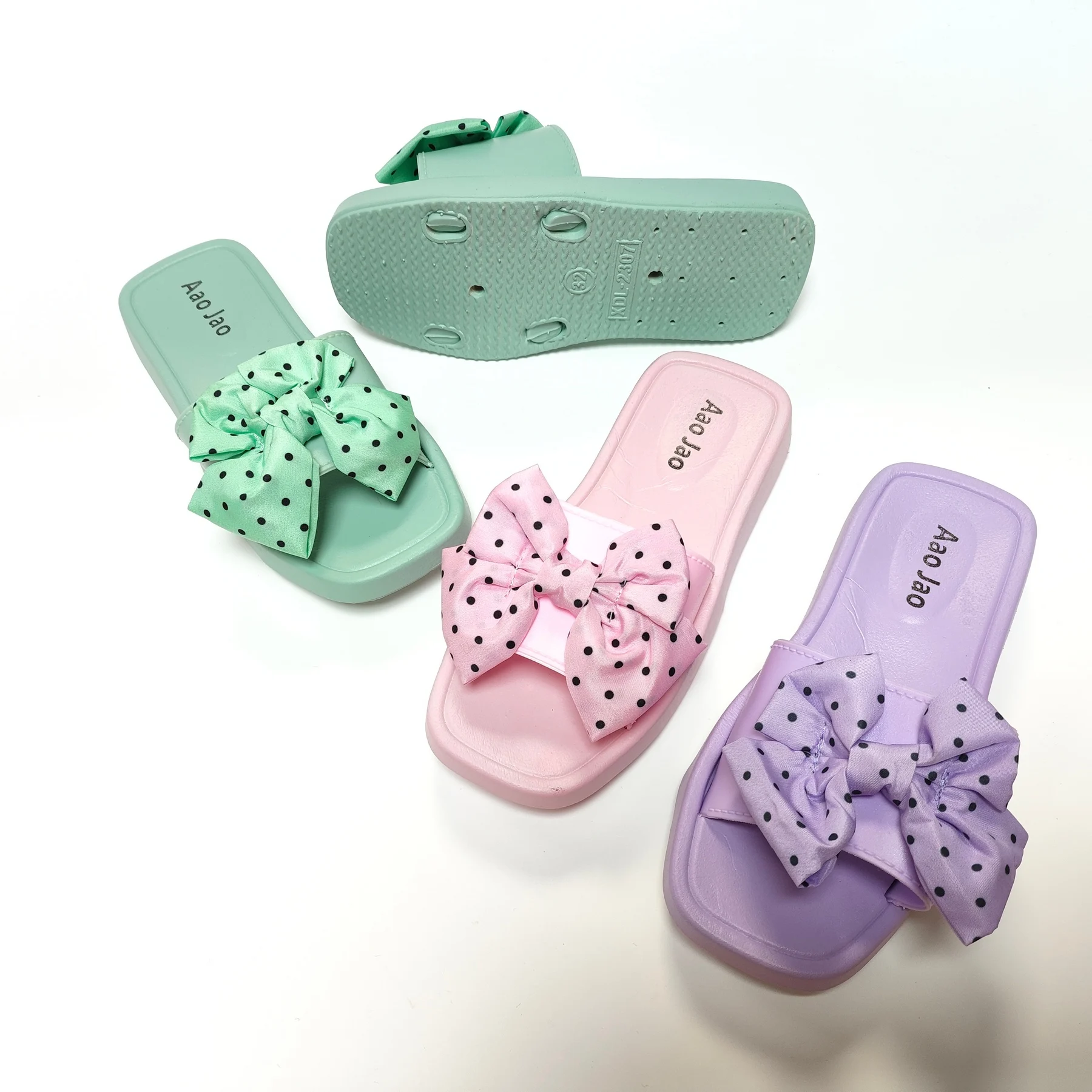 Comfortable PVC Slippers with flowers Fashionable and Durable Outdoor Slides Open and round Toe Anti-Slip and Recyclable Slipper