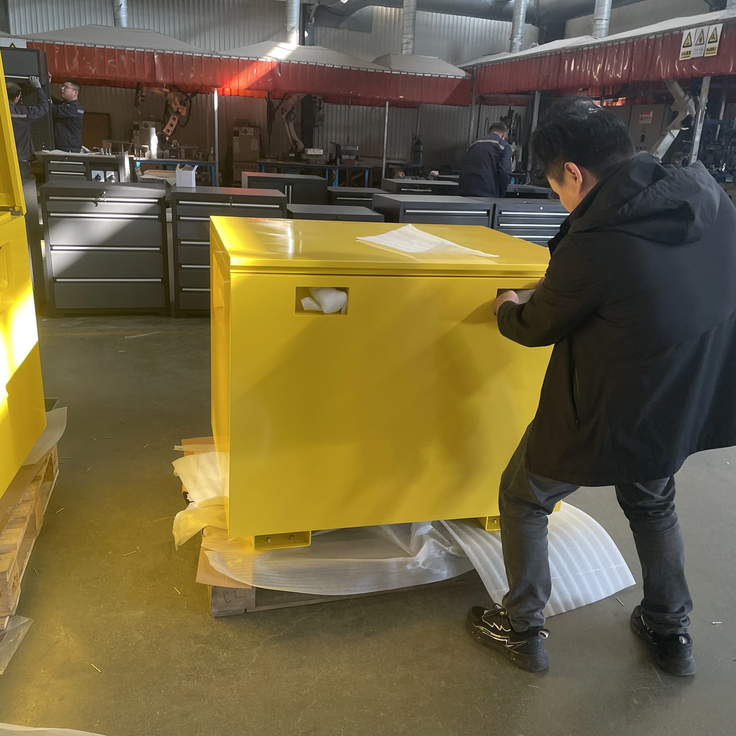 Heavy duty steel cold rolled steel job site tool box