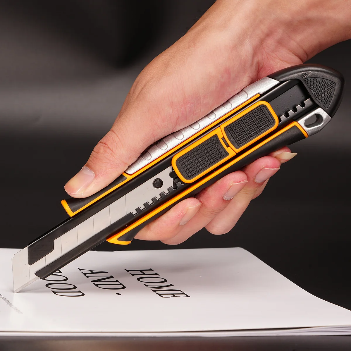 ZY-2511 Heavy-duty zinc-alloy 25mm snap off knife utility knife cutter knife with multilevel locking push button for industrial
