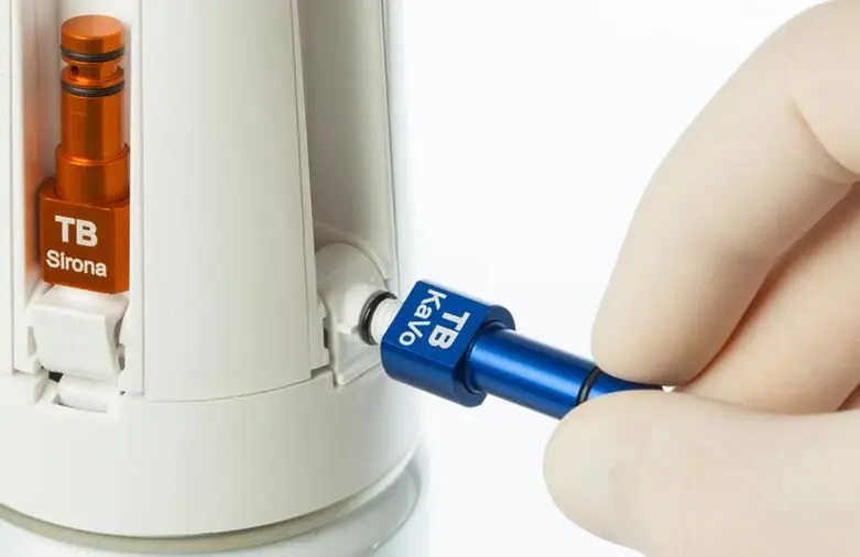  Безопасное другое стоматологическое оборудование Турбинный стоматологический нажимной наконечник масляный спрей с бесплатными запасными частями 2 года