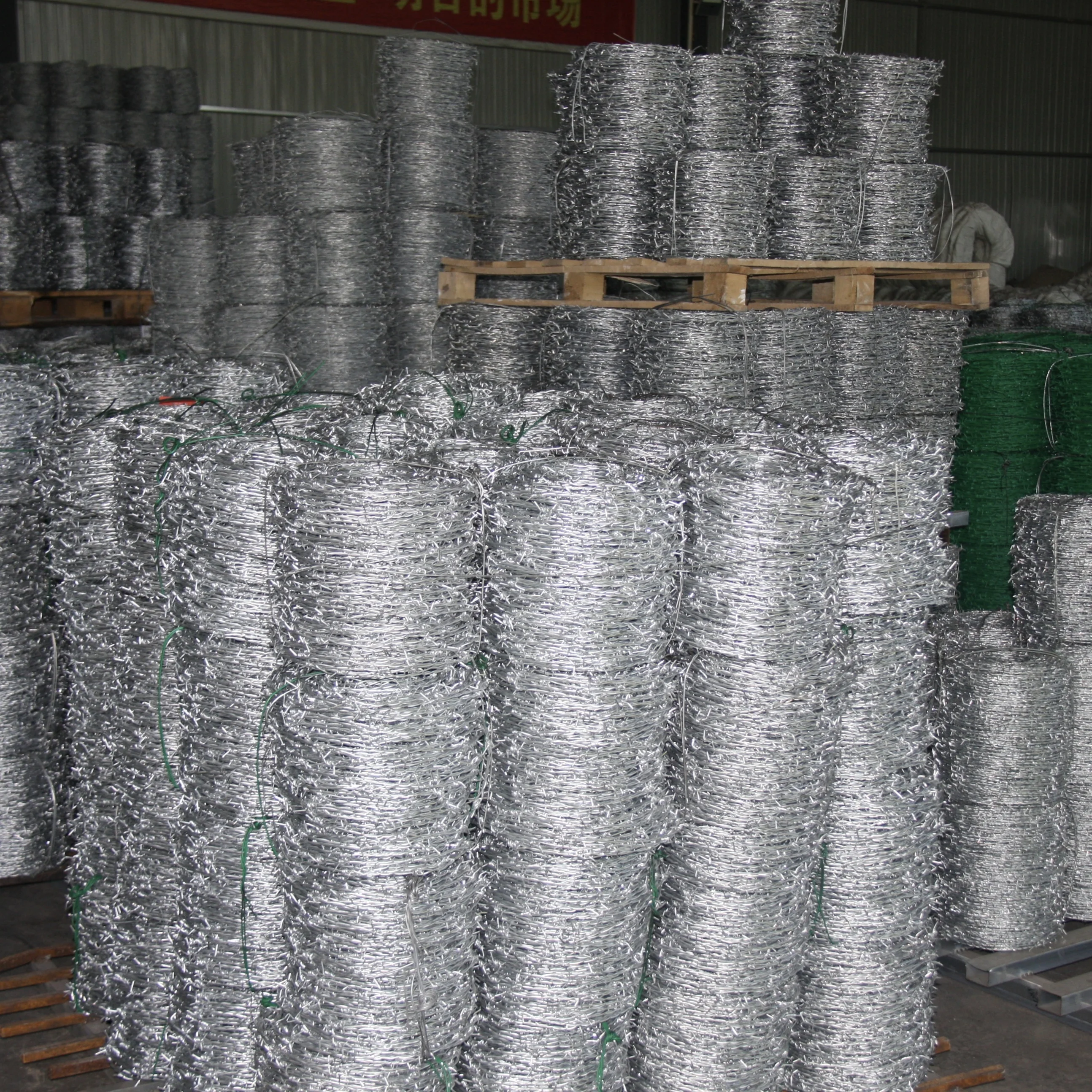 Factory Direct Sales prison barbed wire fencing Hot Dipped Galvanized Military Bulk Barbed Wire