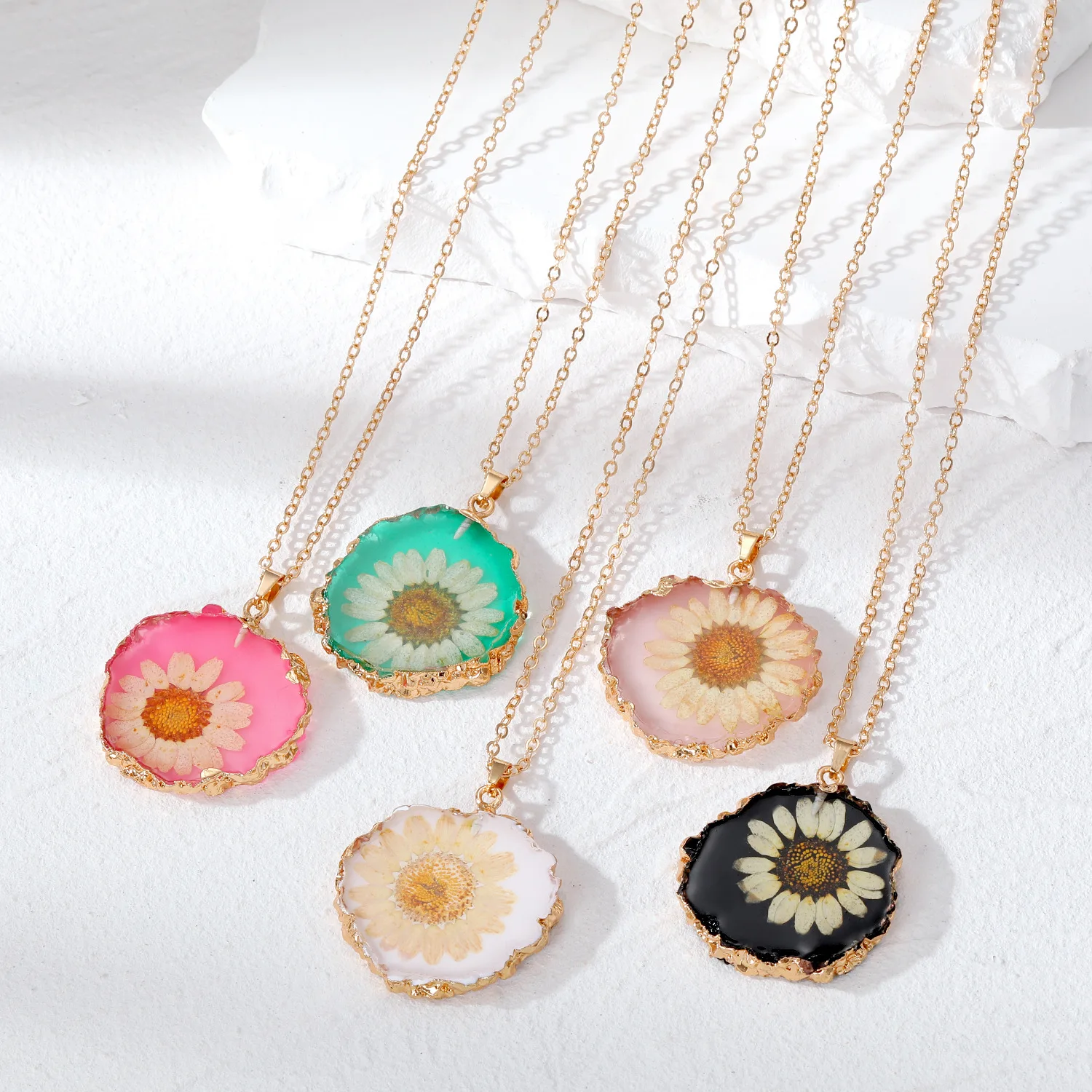 Brave Light European and American style fresh girly style Daisy dried flower necklace Resin irregular edge flower pendant Cross-