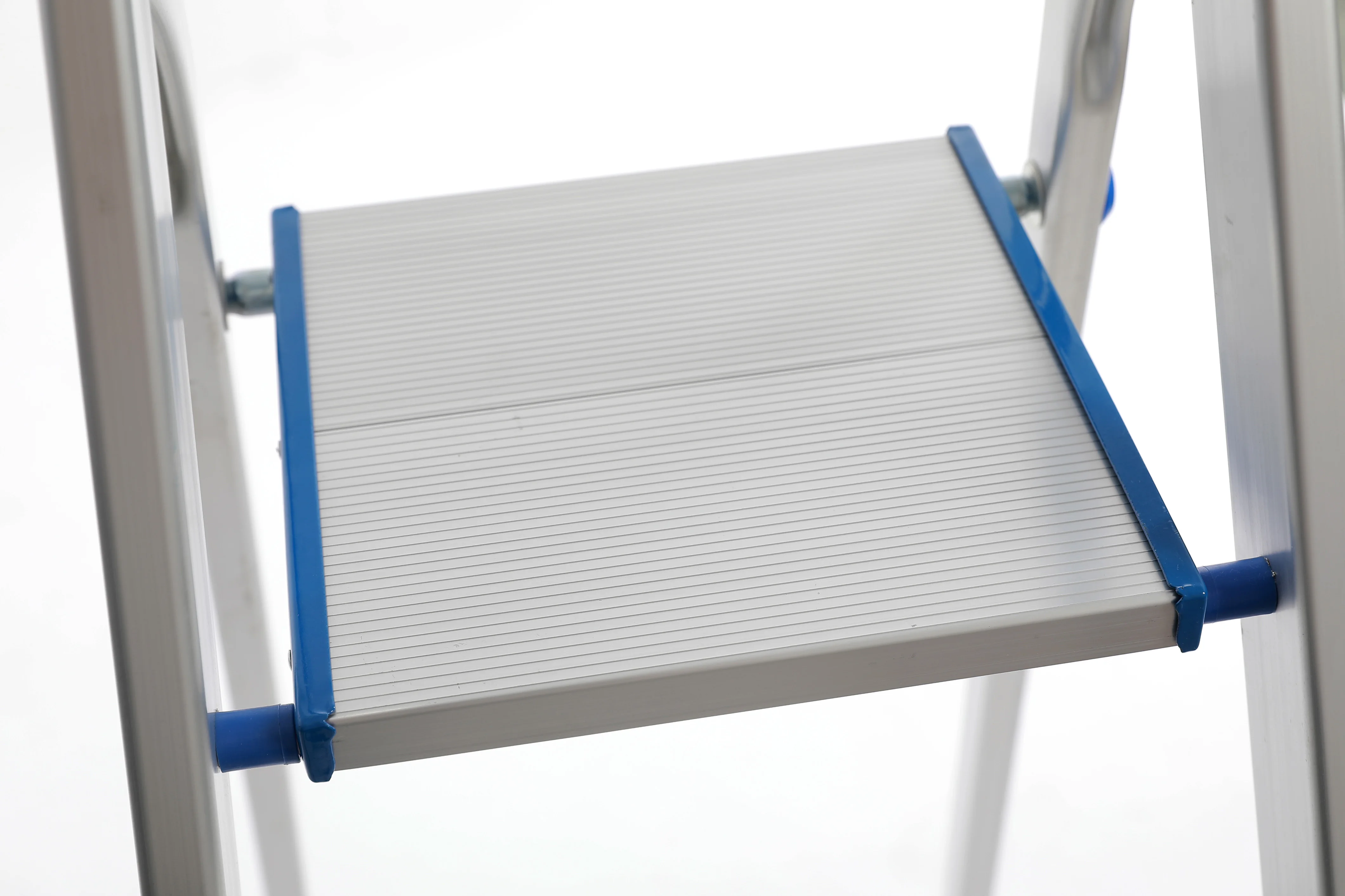 High Quality 5-Step Metal Folding Aluminum Step Ladder Portable Industrial Design for Outdoor and Workshop Use EN131 Certified