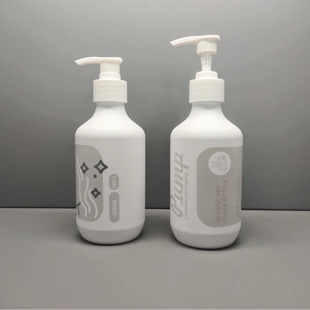 Cosmetic PET Plastic 250ml 300ml Bottle with Silk Screen Printing Stainless Steel 100ml Shampoo Bottle Set Pump Sealing Type