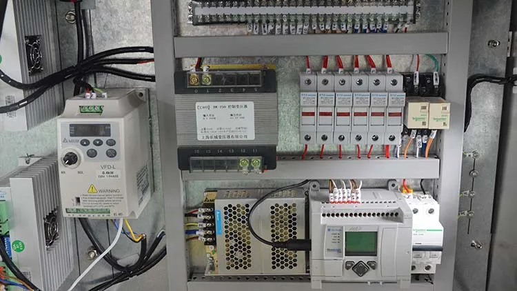 Automatic Linear Type beer Bottle Labeling Machine Stainless Steel Round Bottle Labeling Machine