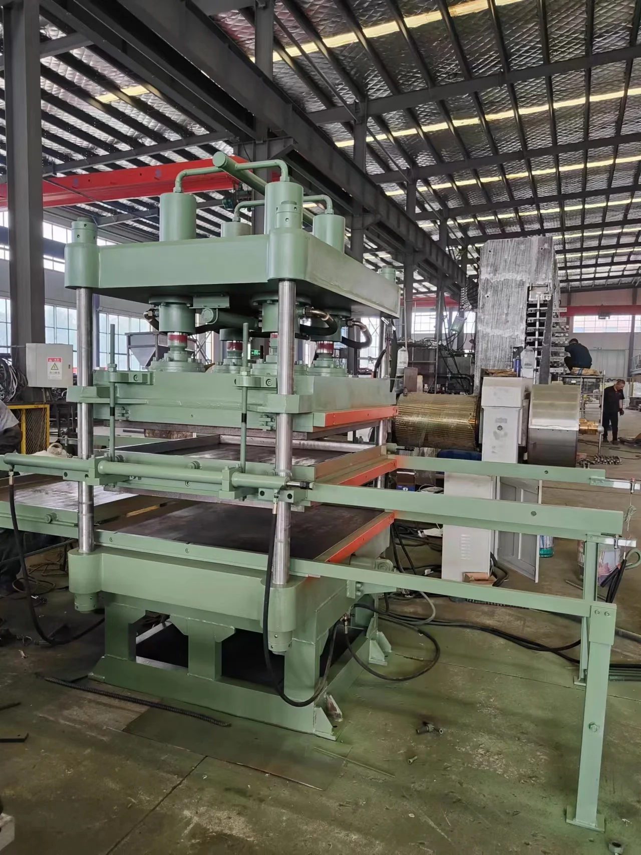 Rubber floor tile making machine for making rubber tiles